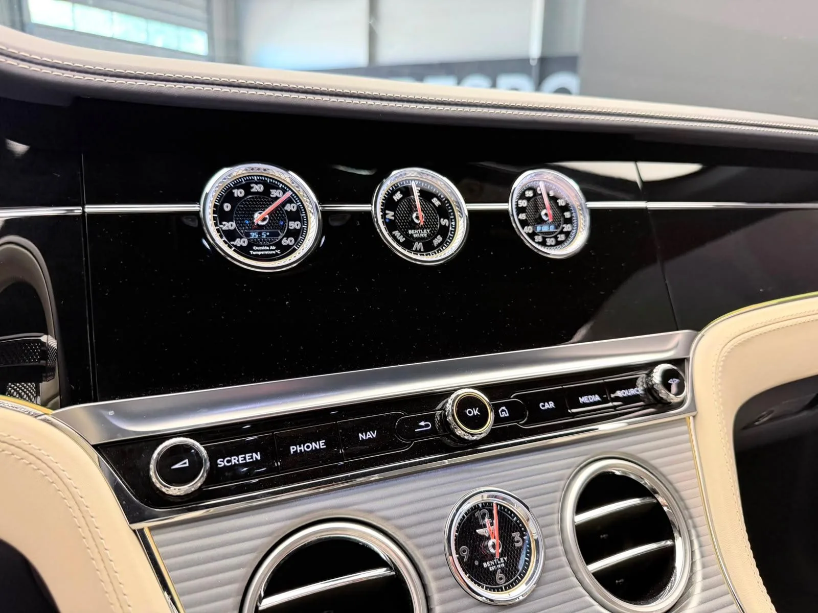 2024 Bentley Continental GTC Azure, 18/26