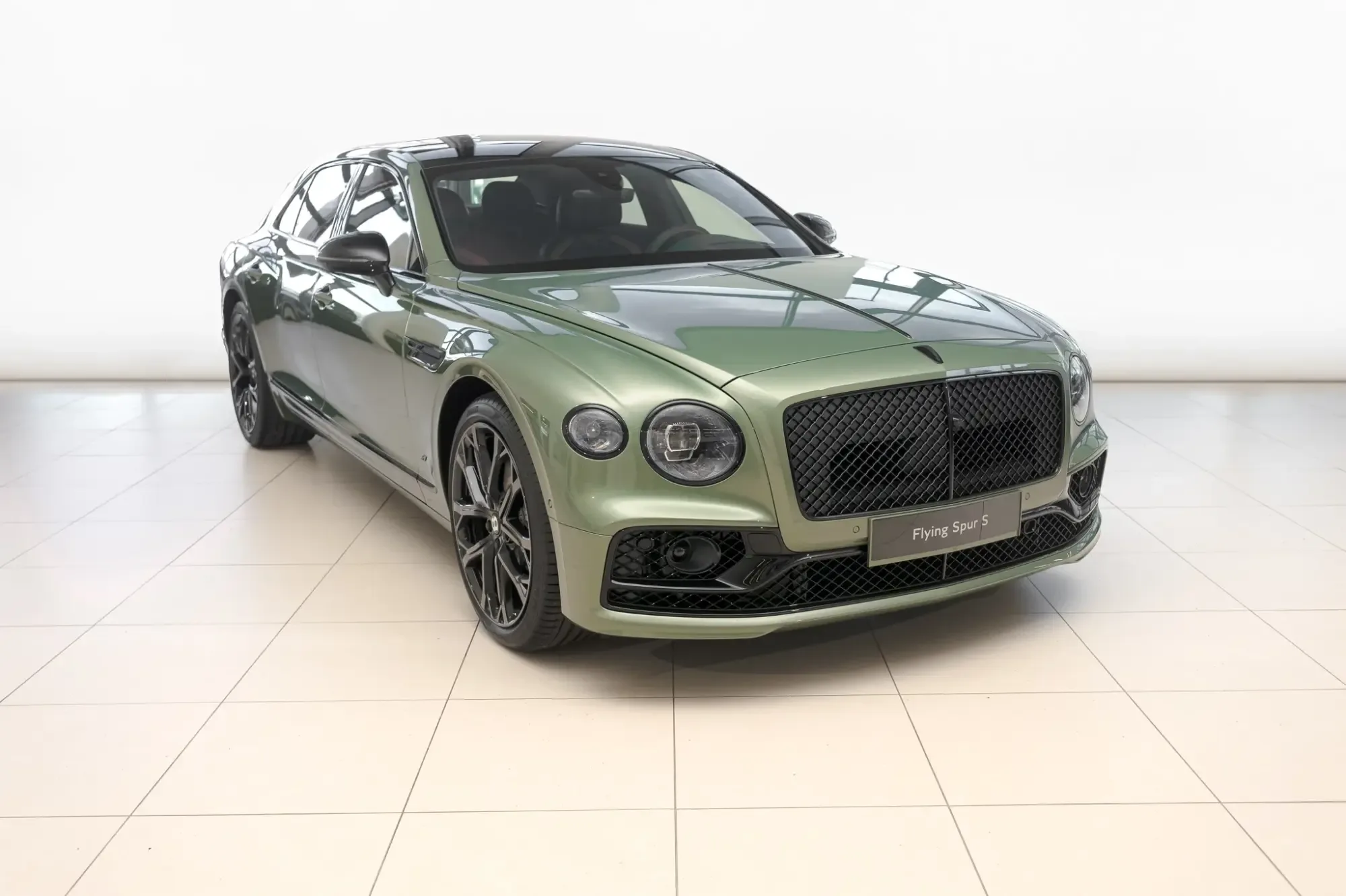 2024 Bentley Flying Spur S proposée par un concessionnaire agréé Bentley à Riga, Lettonie, photo principale