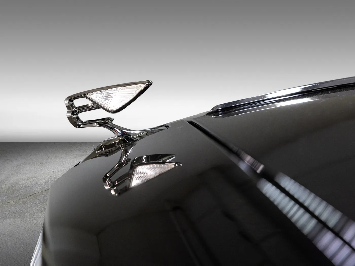 2024 Bentley Flying Spur Azure V8 offered by an official Bentley dealer in Leusden, Netherlands, photo 8 of 15