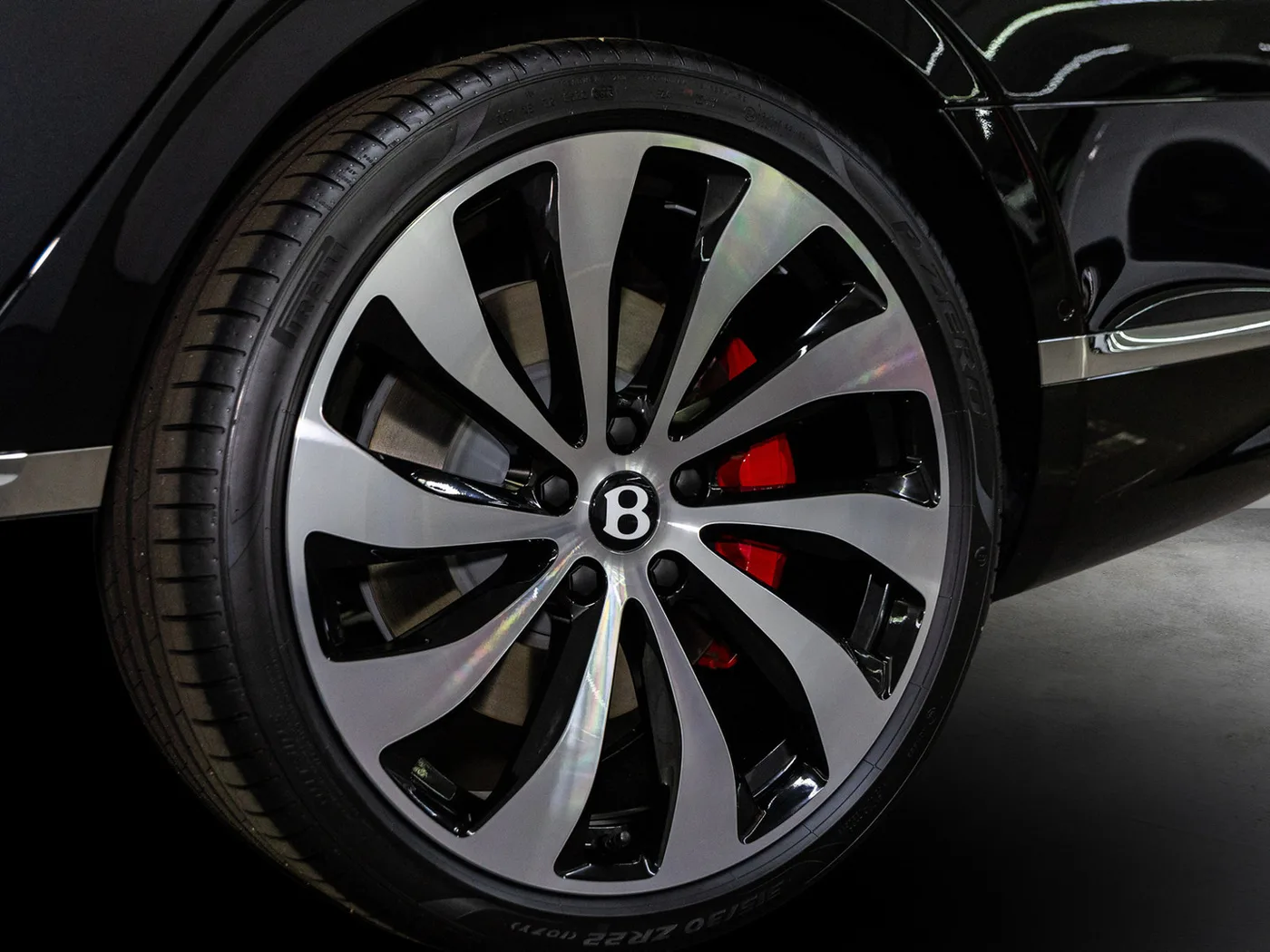 2024 Bentley Flying Spur Azure V8 offered by an official Bentley dealer in Leusden, Netherlands, photo 9 of 15
