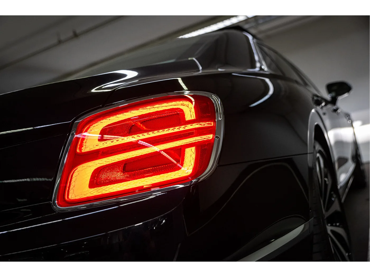 2024 Bentley Flying Spur Azure V8 offered by an official Bentley dealer in Leusden, Netherlands, photo 10 of 15