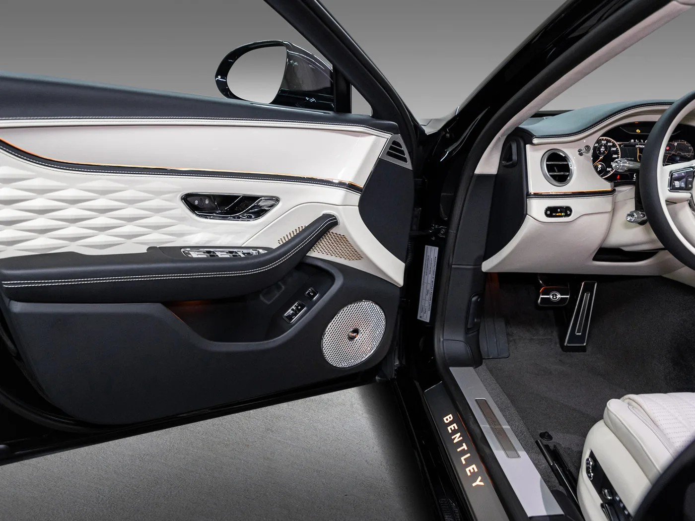 2024 Bentley Flying Spur Azure V8 offered by an official Bentley dealer in Leusden, Netherlands, photo 11 of 15