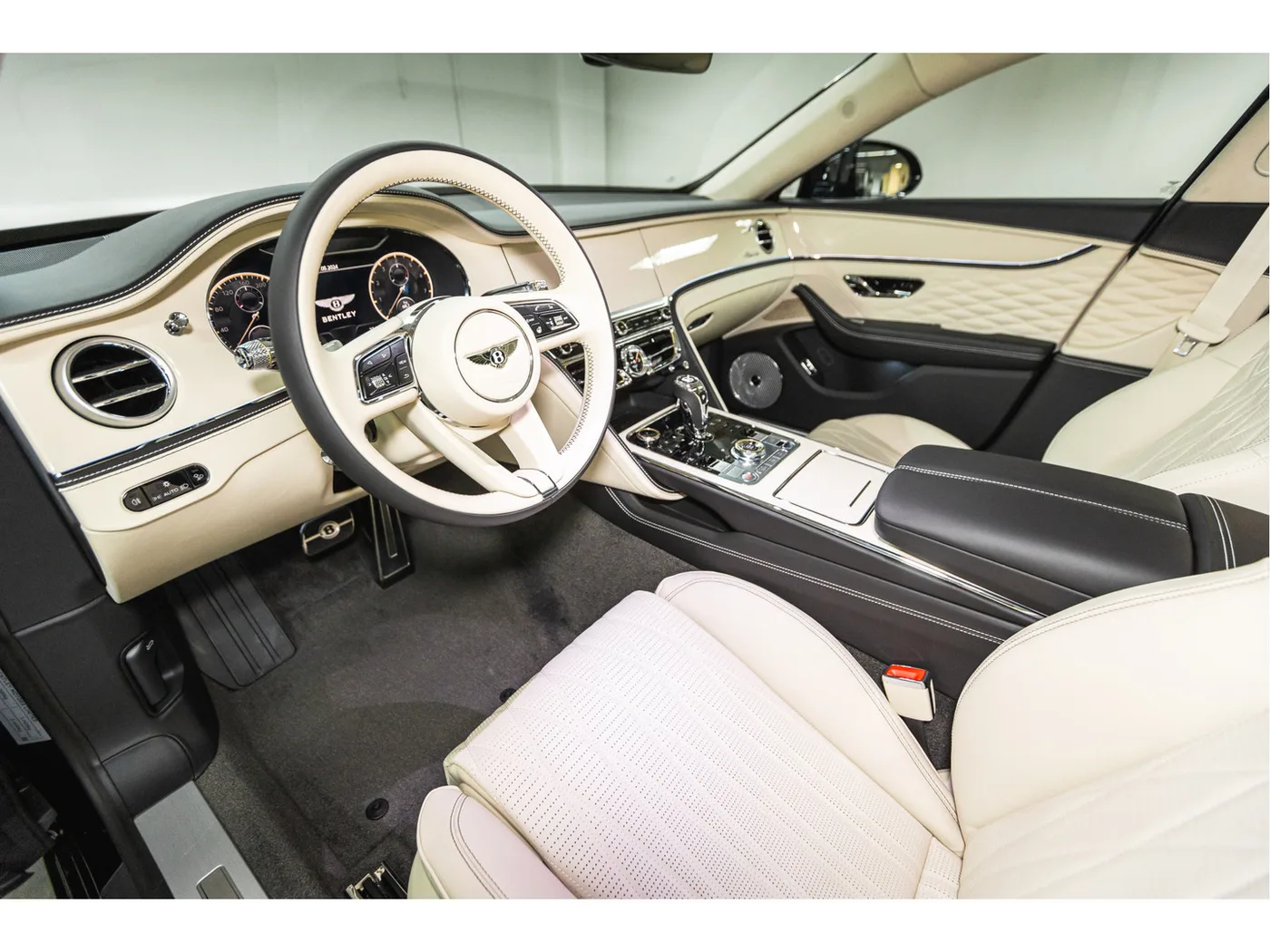 2024 Bentley Flying Spur Azure V8 offered by an official Bentley dealer in Leusden, Netherlands, photo 12 of 15