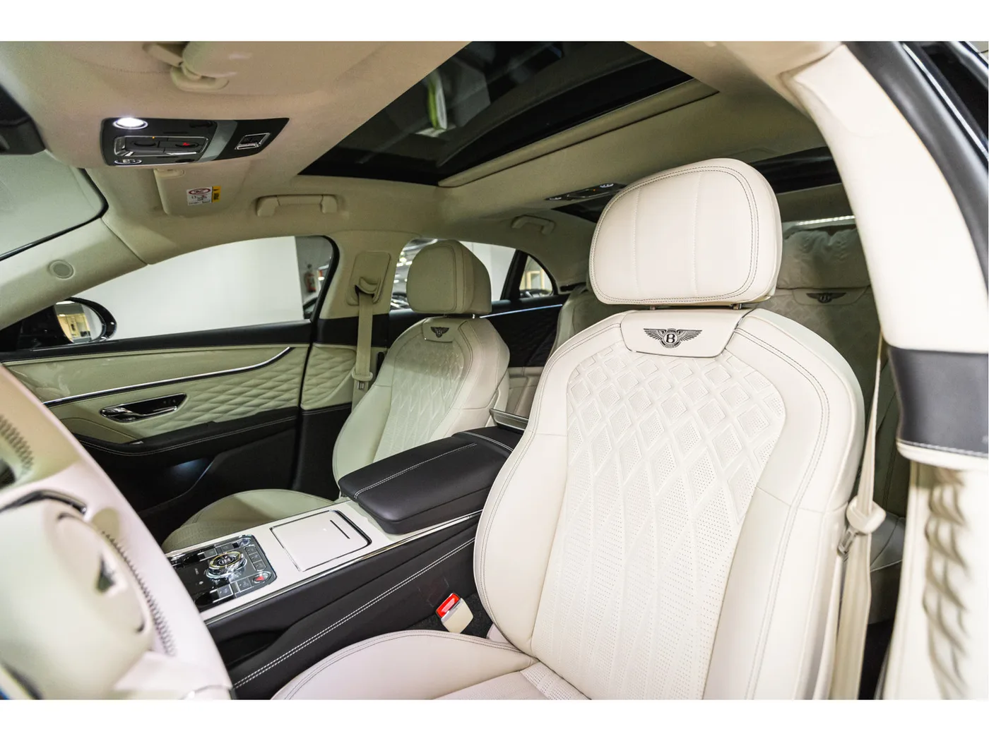 2024 Bentley Flying Spur Azure V8 offered by an official Bentley dealer in Leusden, Netherlands, photo 13 of 15