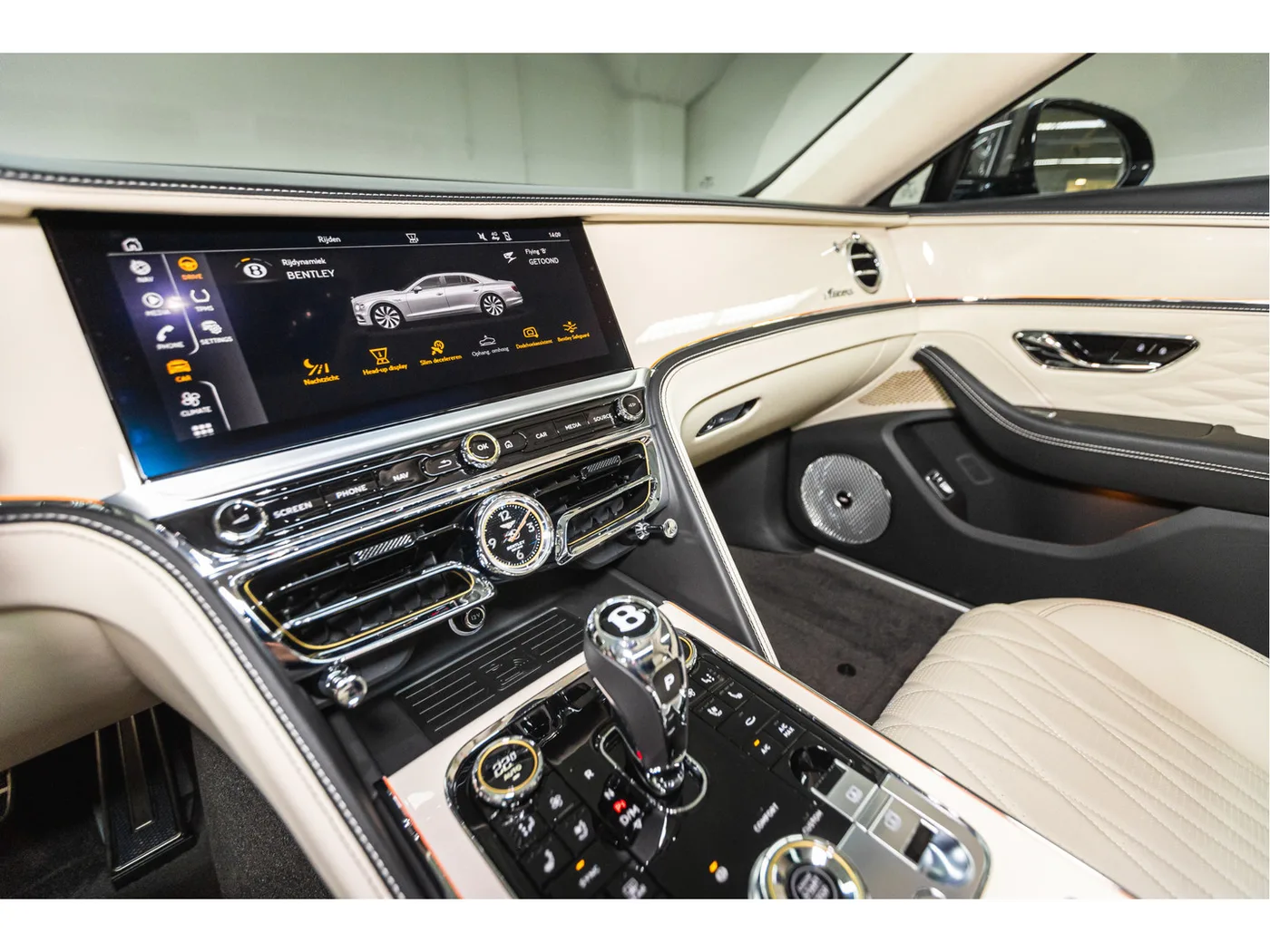 2024 Bentley Flying Spur Azure V8 offered by an official Bentley dealer in Leusden, Netherlands, photo 14 of 15