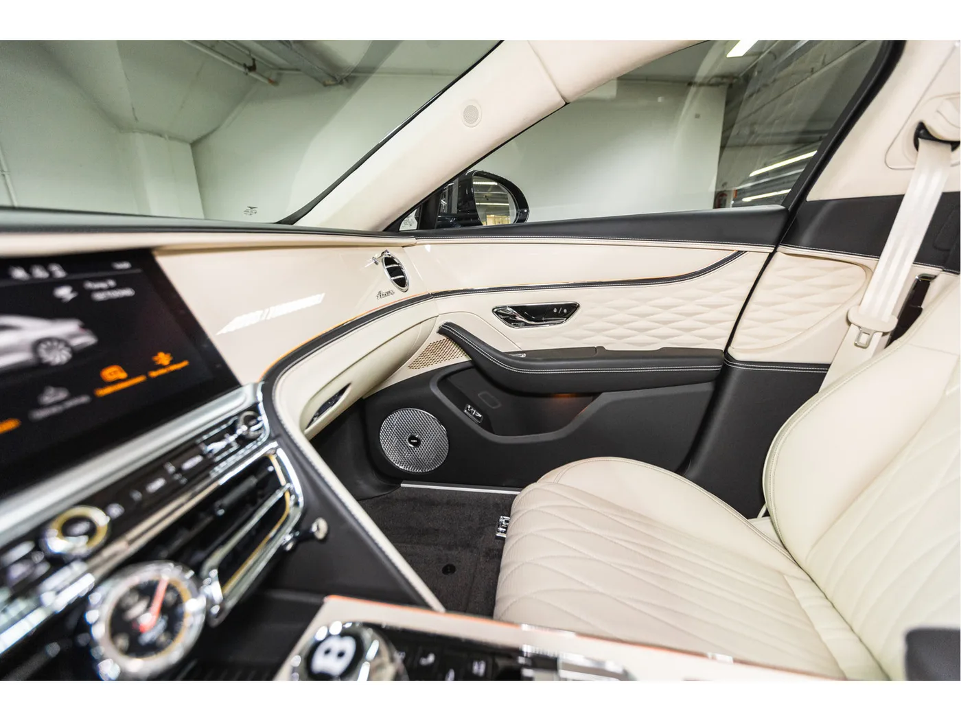 2024 Bentley Flying Spur Azure V8 offered by an official Bentley dealer in Leusden, Netherlands, photo 15 of 15