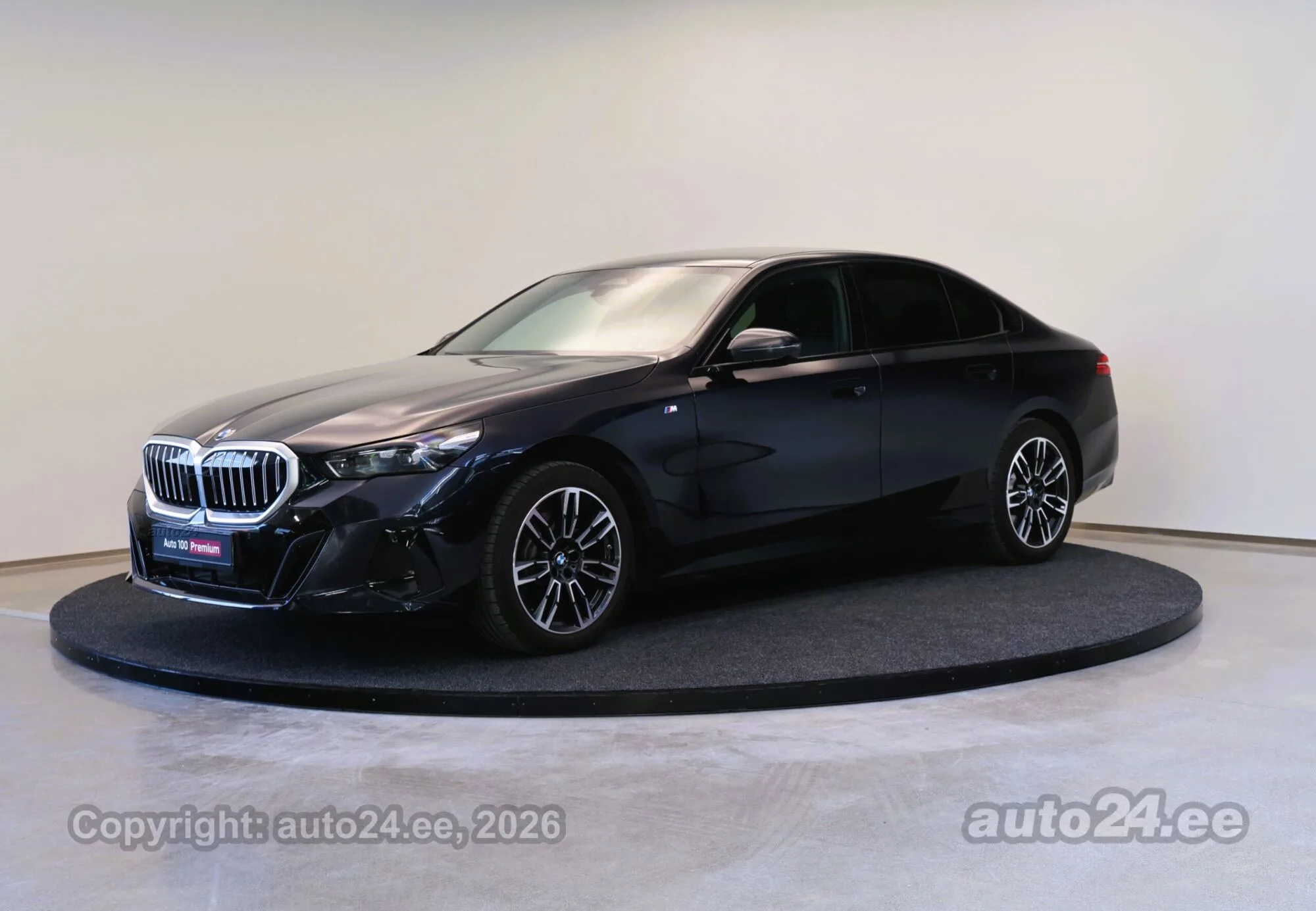 2024 BMW 520i G60 en un concesionario especializado de Tallinn, Estonia, foto principal