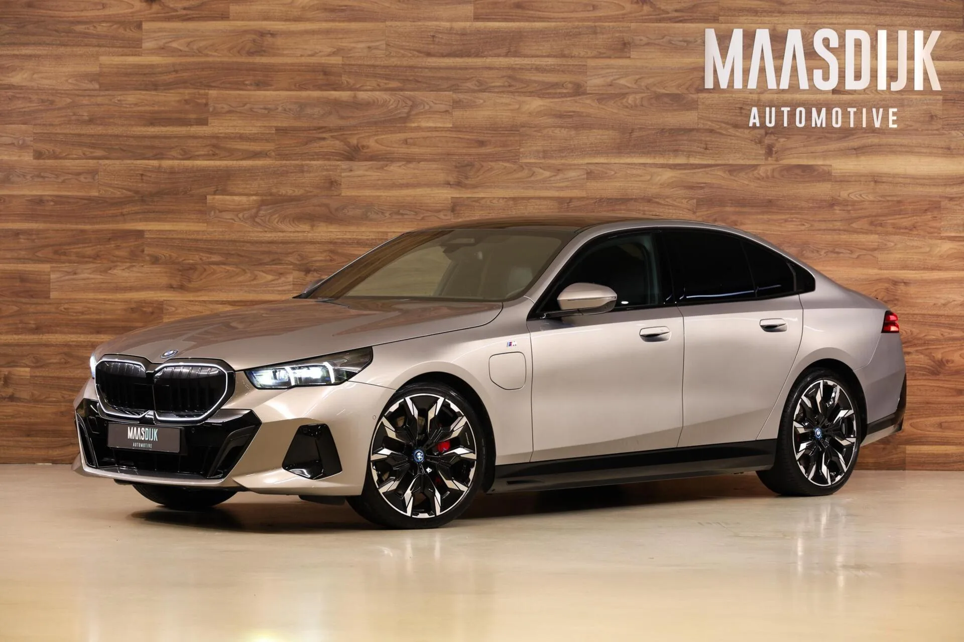 2024 BMW 550e xDrive en un concesionario especializado de Werkendam, Países Bajos, foto principal