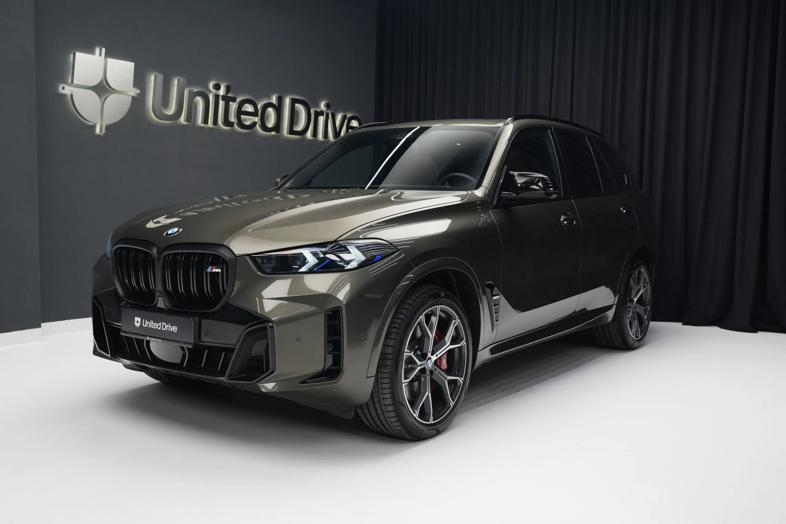 2024 BMW X5 M60i angeboten von einem Fachhändler in Voluntari, Rumänien, Hauptfoto