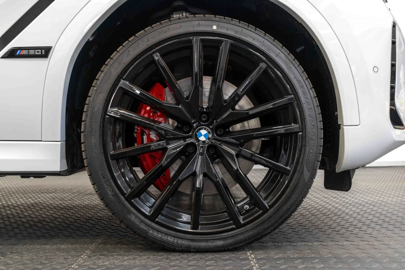 2024 BMW X6 M60i xDrive proposée par un concessionnaire spécialisé à Nuremberg, Allemagne, photo 11 sur 15