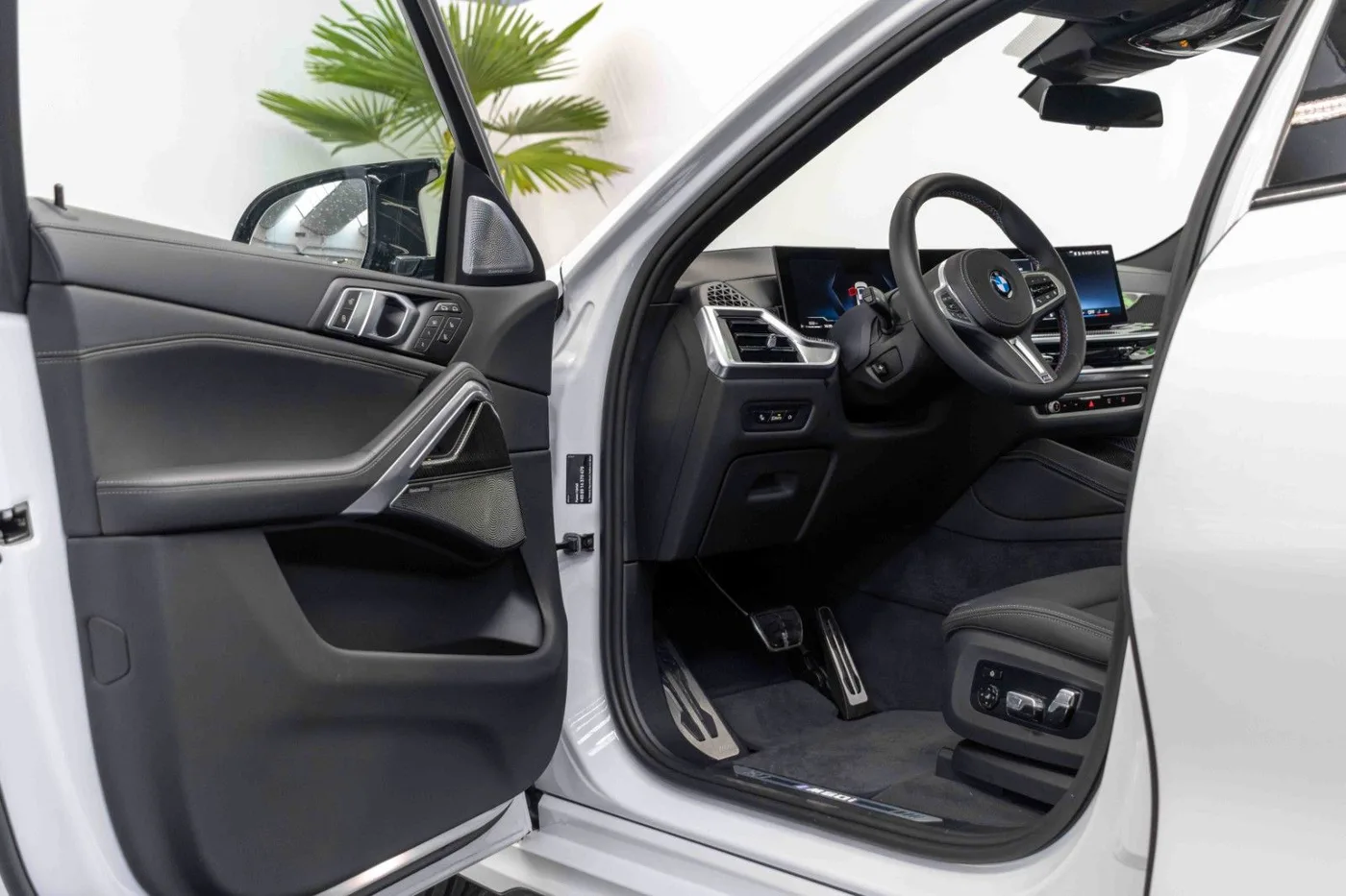 2024 BMW X6 M60i xDrive proposée par un concessionnaire spécialisé à Nuremberg, Allemagne, photo 12 sur 15
