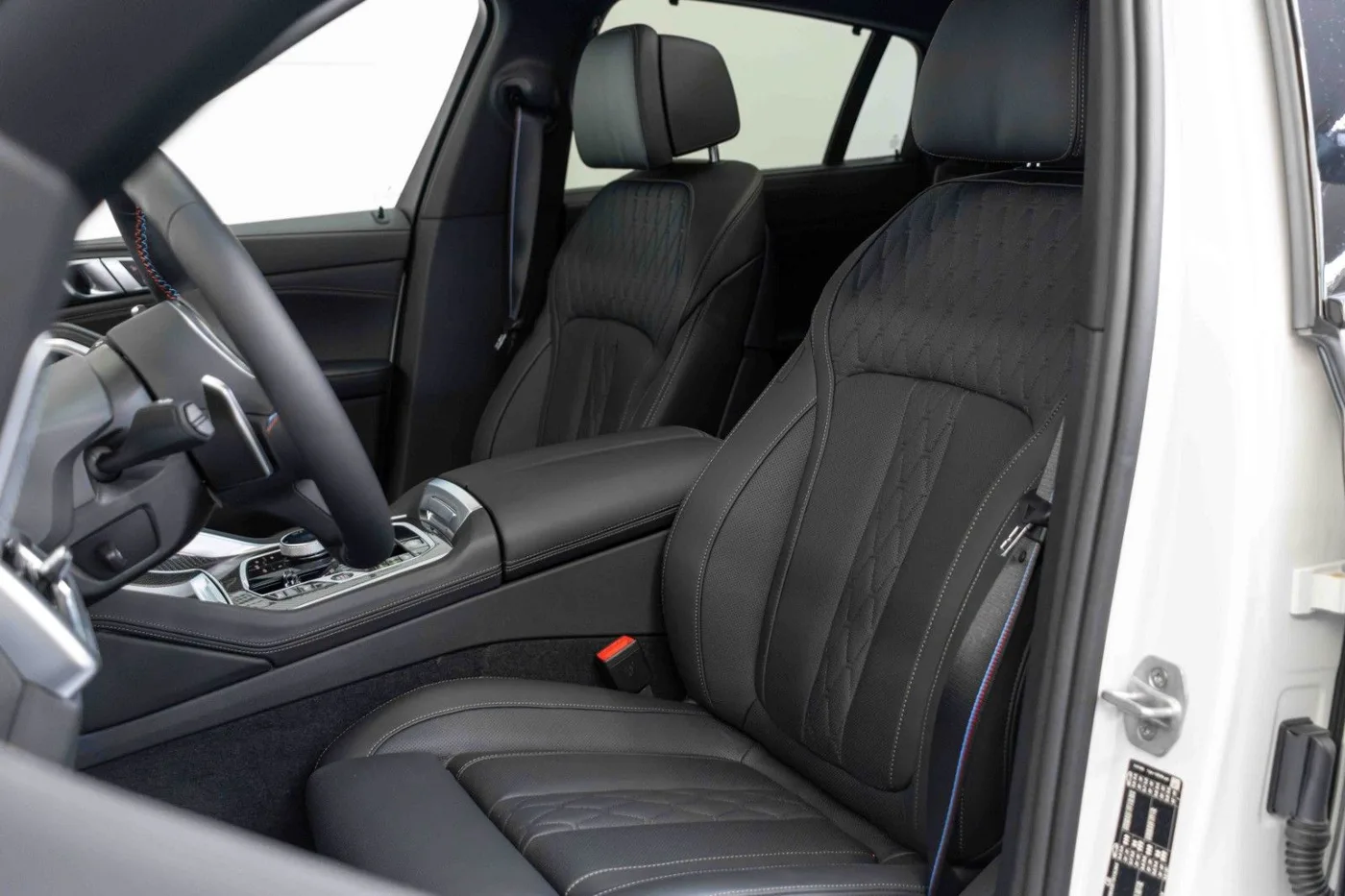 2024 BMW X6 M60i xDrive proposée par un concessionnaire spécialisé à Nuremberg, Allemagne, photo 13 sur 15