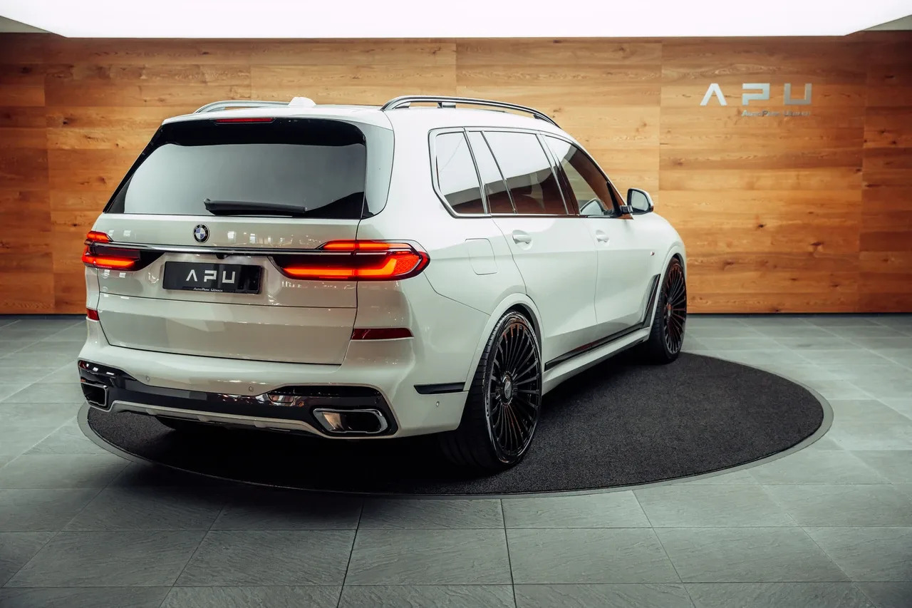 2024 BMW X7 40d proposée par un concessionnaire spécialisé à Uznach, Suisse, photo principale