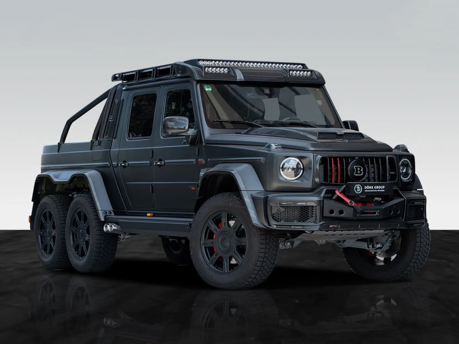 Brabus XLP 900 6x6 de 2024 en Obsidianschwarz Matt, vue de trois-quarts avant