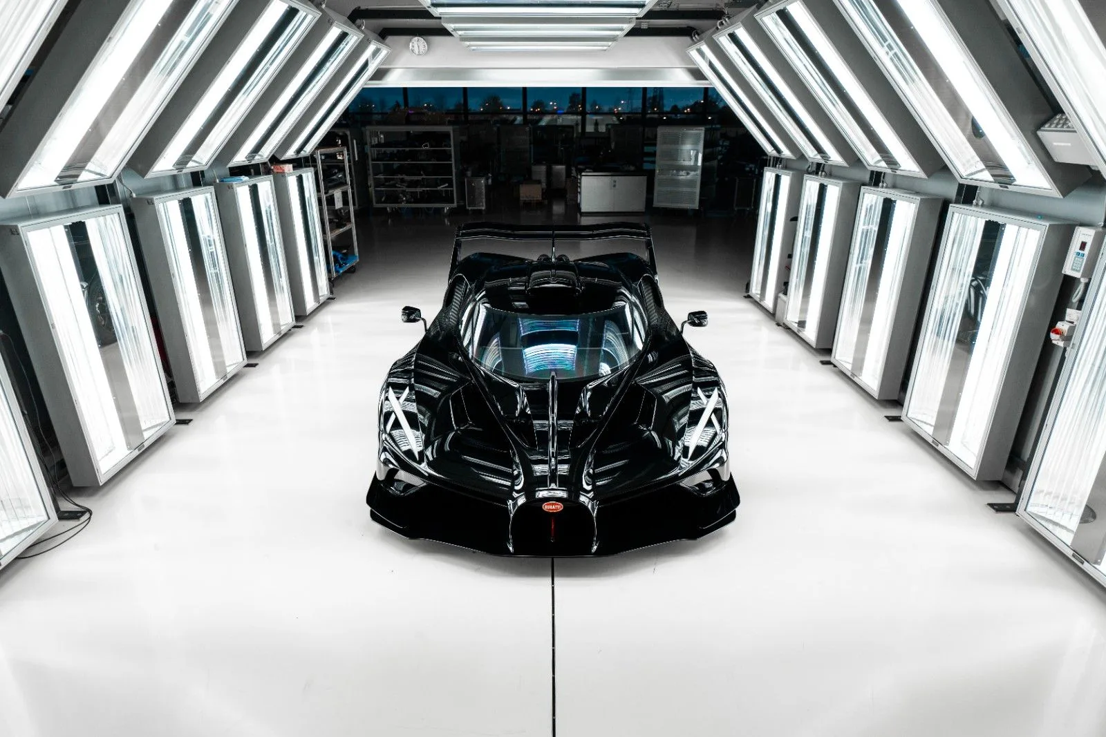 2024 Bugatti Bolide en un concesionario especializado de Múnich, Alemania, foto principal