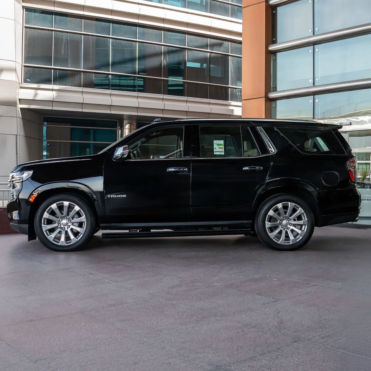 2024 Chevrolet Tahoe Premier proposée par un concessionnaire spécialisé à Dubai, Émirats arabes unis, photo 2 sur 16