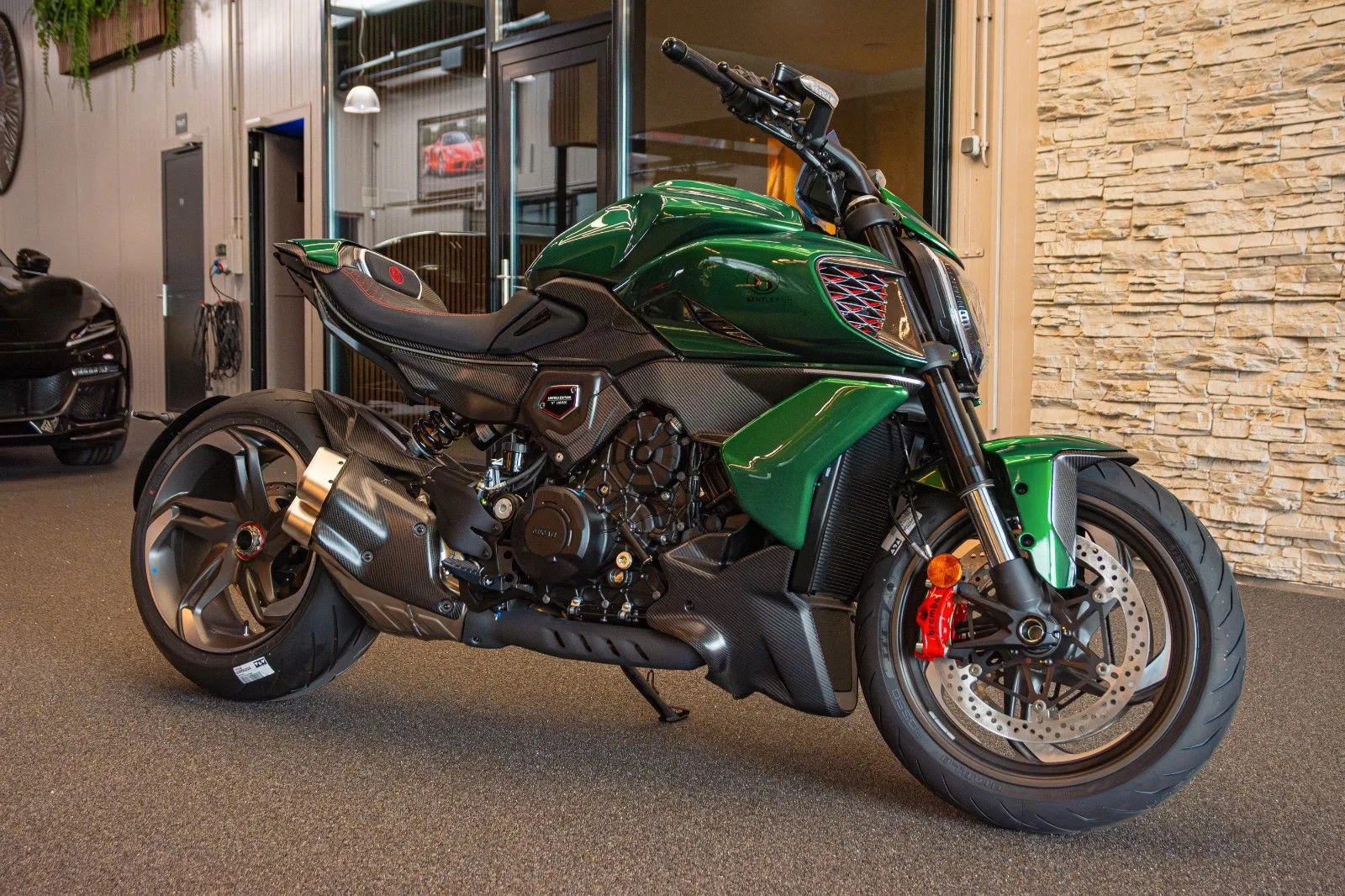 2024 Ducati Diavel V4 angeboten von einem Händler für Luxusmotorräder in Gronau, Deutschland, Hauptfoto