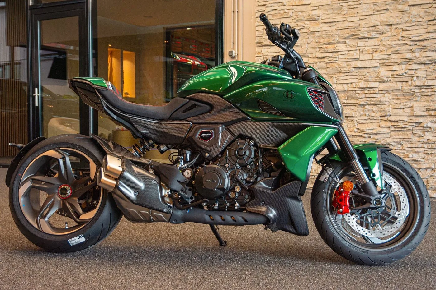 2024 Ducati Diavel V4 angeboten von einem Händler für Luxusmotorräder in Gronau, Deutschland, Foto 2 von 25