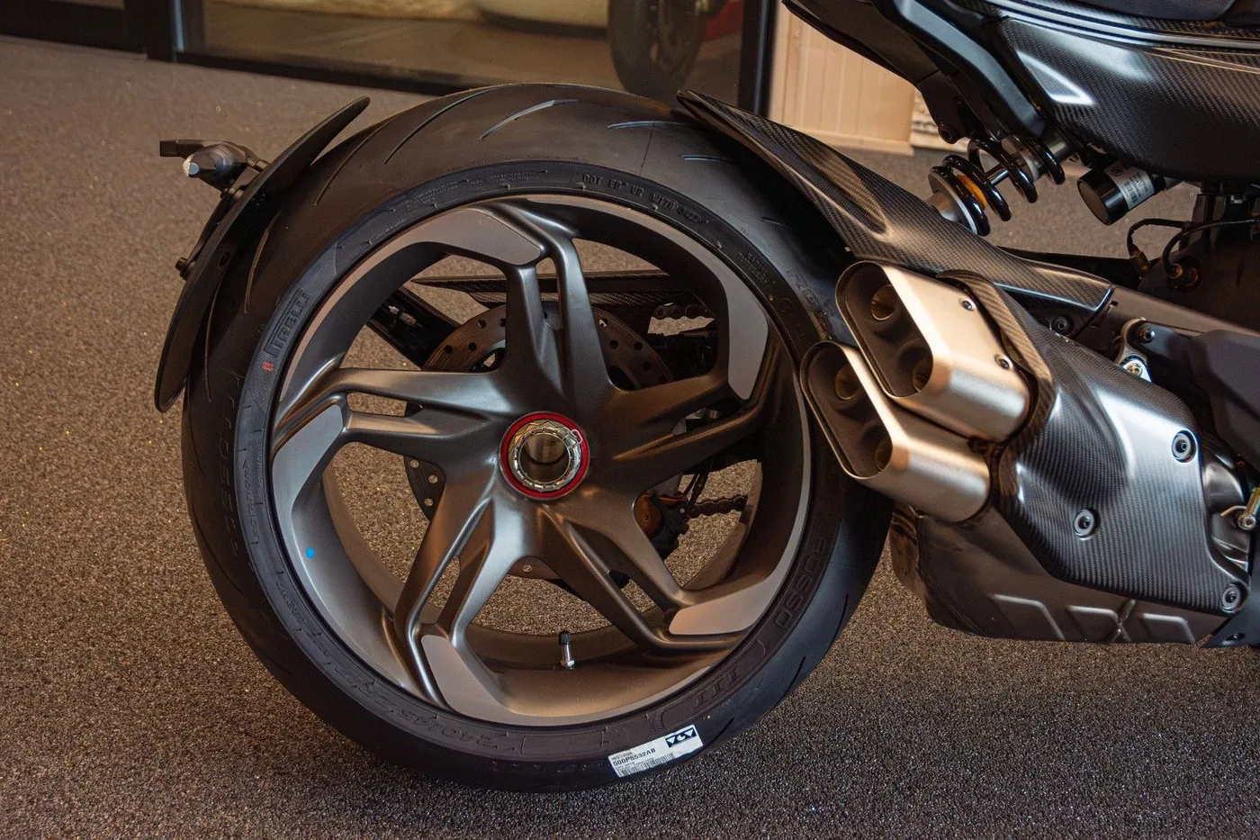 2024 Ducati Diavel V4 angeboten von einem Händler für Luxusmotorräder in Gronau, Deutschland, Foto 3 von 25