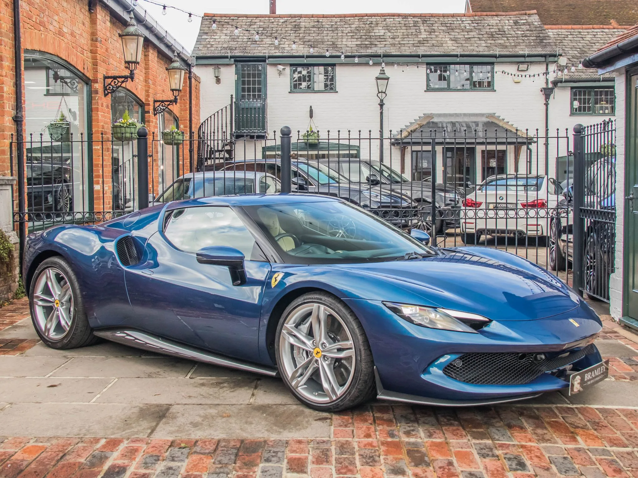 2024 Ferrari 296 GTB en un concesionario especializado de Bramley, Reino Unido, foto principal