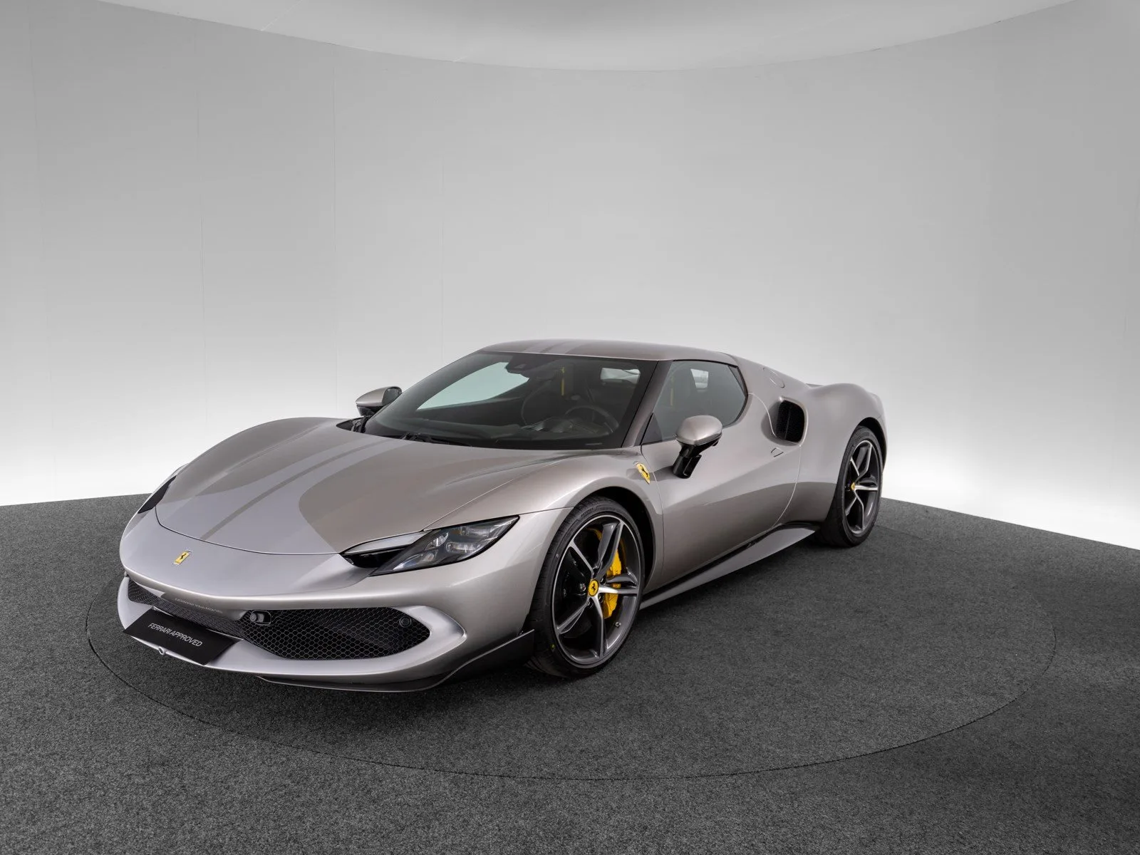 2024 Ferrari 296 GTB proposée par un concessionnaire spécialisé à Singen, Allemagne, photo principale