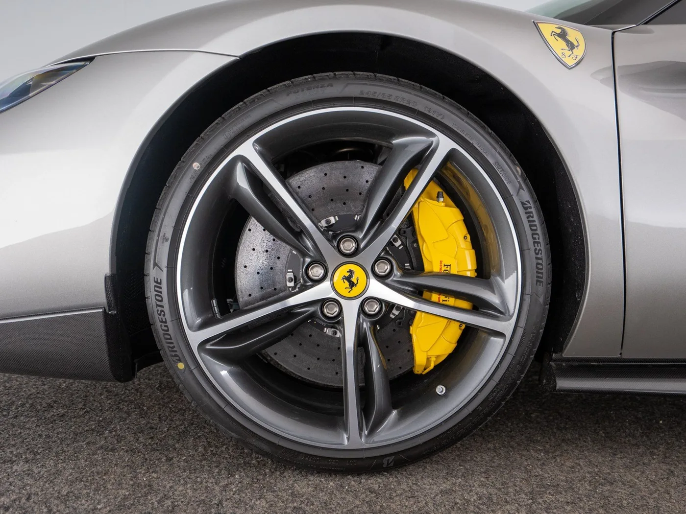2024 Ferrari 296 GTB proposée par un concessionnaire spécialisé à Singen, Allemagne, photo 2 sur 15