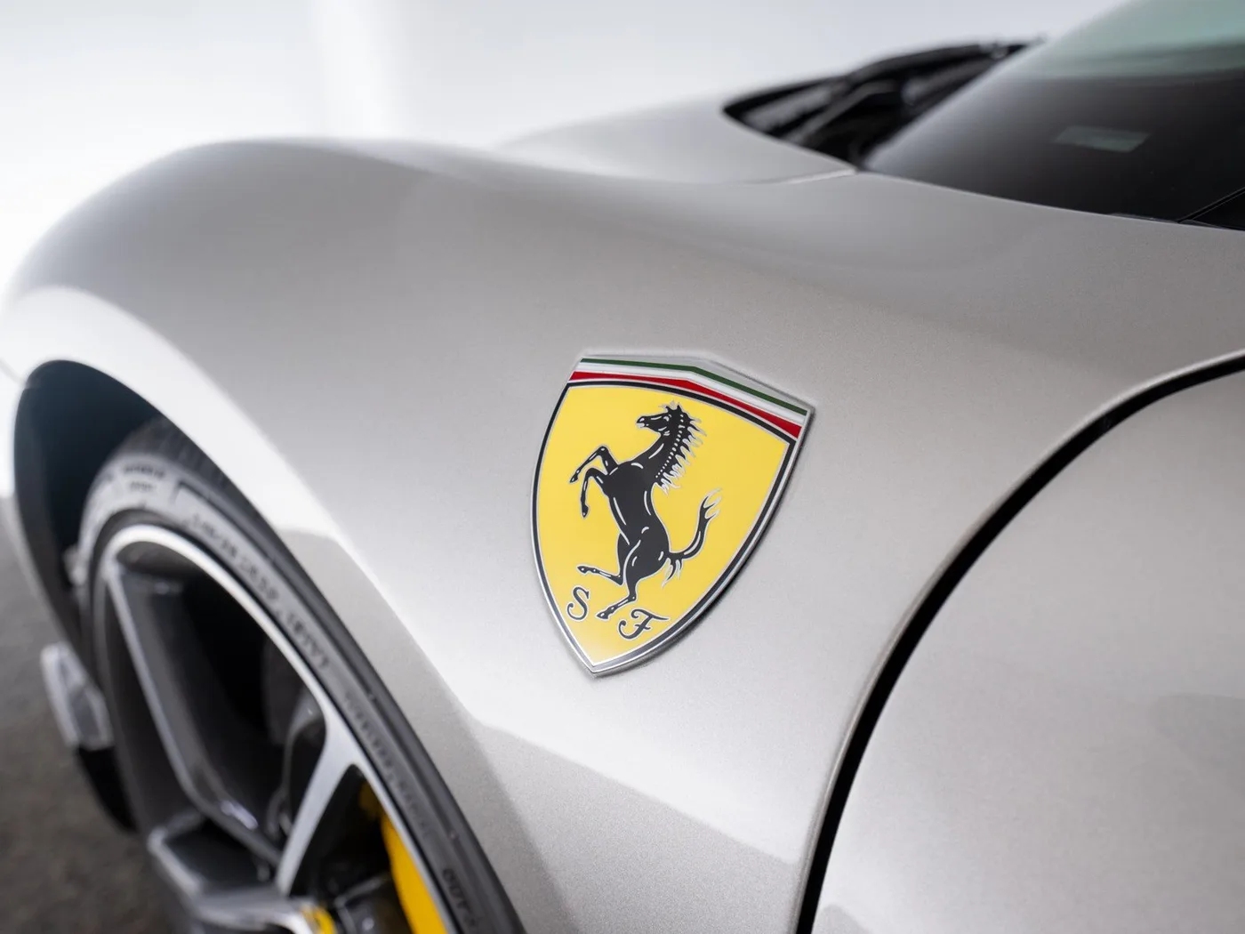 2024 Ferrari 296 GTB proposée par un concessionnaire spécialisé à Singen, Allemagne, photo 3 sur 15