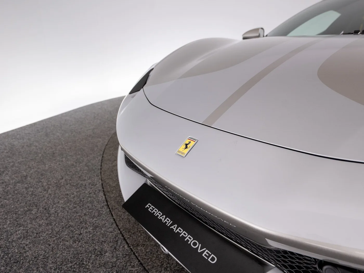 2024 Ferrari 296 GTB proposée par un concessionnaire spécialisé à Singen, Allemagne, photo 5 sur 15