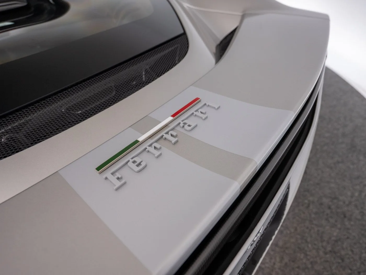 2024 Ferrari 296 GTB proposée par un concessionnaire spécialisé à Singen, Allemagne, photo 8 sur 15