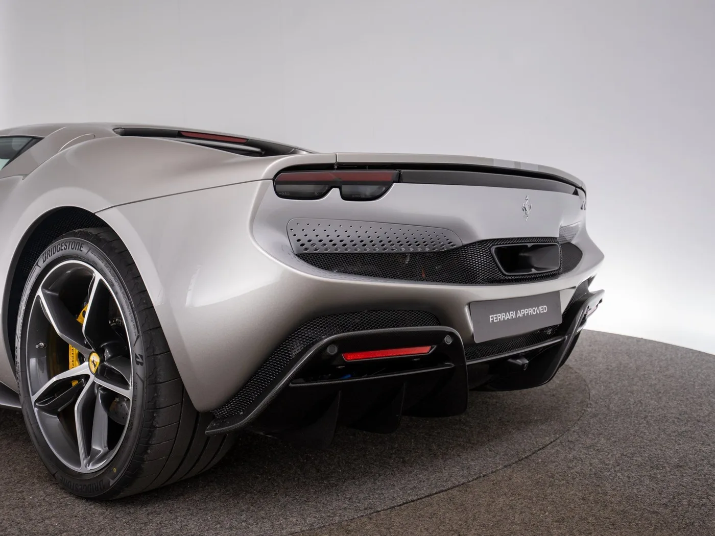 2024 Ferrari 296 GTB proposée par un concessionnaire spécialisé à Singen, Allemagne, photo 12 sur 15