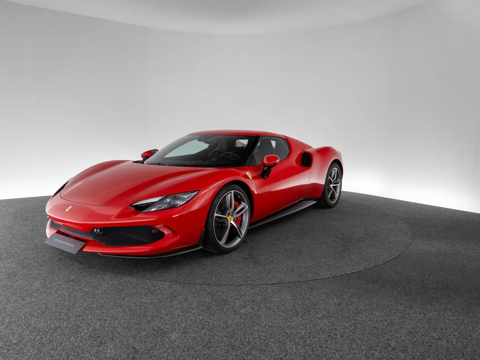 2024 Ferrari 296 GTB proposée par un concessionnaire spécialisé à Singen, Allemagne, photo principale