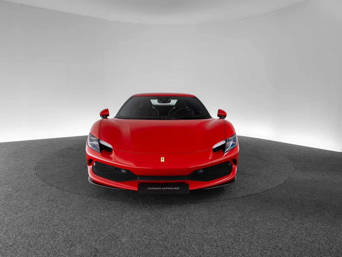2024 Ferrari 296 GTB proposée par un concessionnaire spécialisé à Singen, Allemagne, photo 2 sur 15