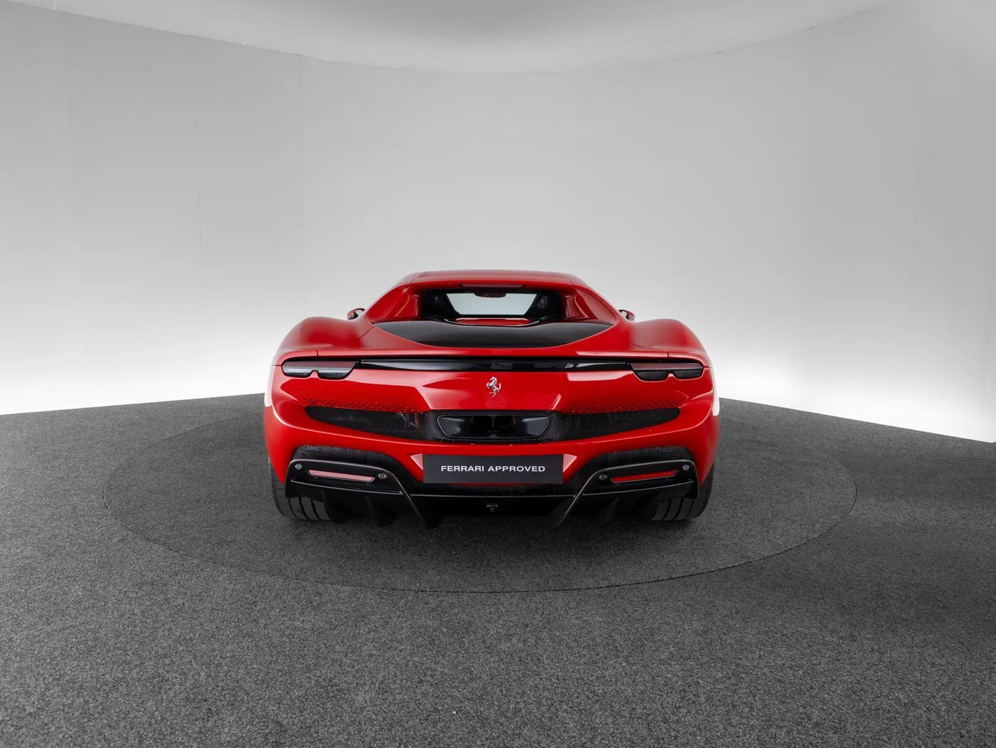 2024 Ferrari 296 GTB proposée par un concessionnaire spécialisé à Singen, Allemagne, photo 6 sur 15