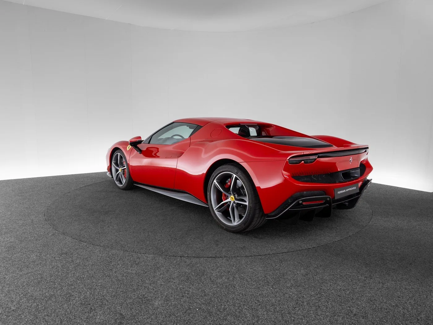 2024 Ferrari 296 GTB proposée par un concessionnaire spécialisé à Singen, Allemagne, photo 7 sur 15