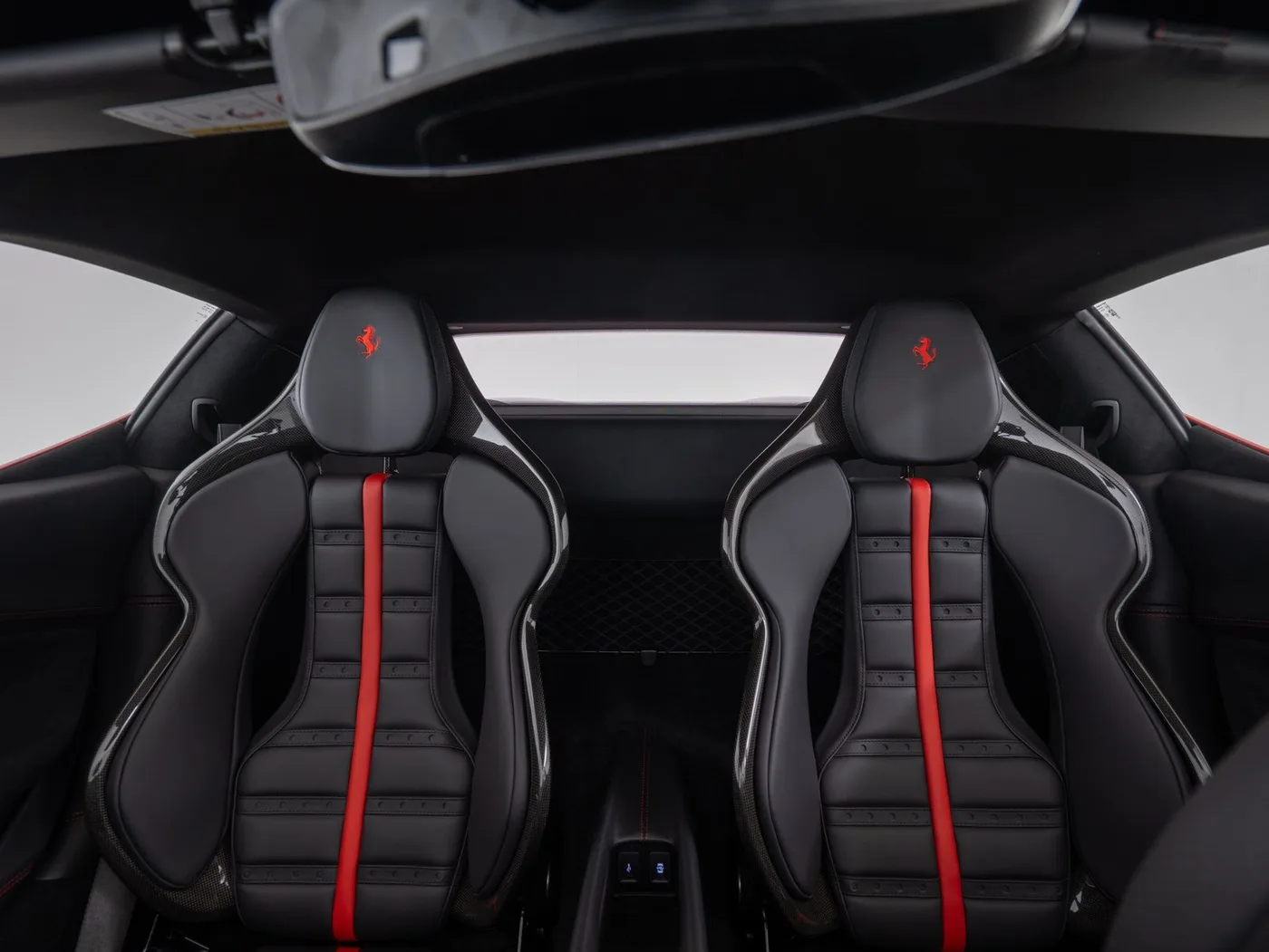 2024 Ferrari 296 GTB proposée par un concessionnaire spécialisé à Singen, Allemagne, photo 10 sur 15
