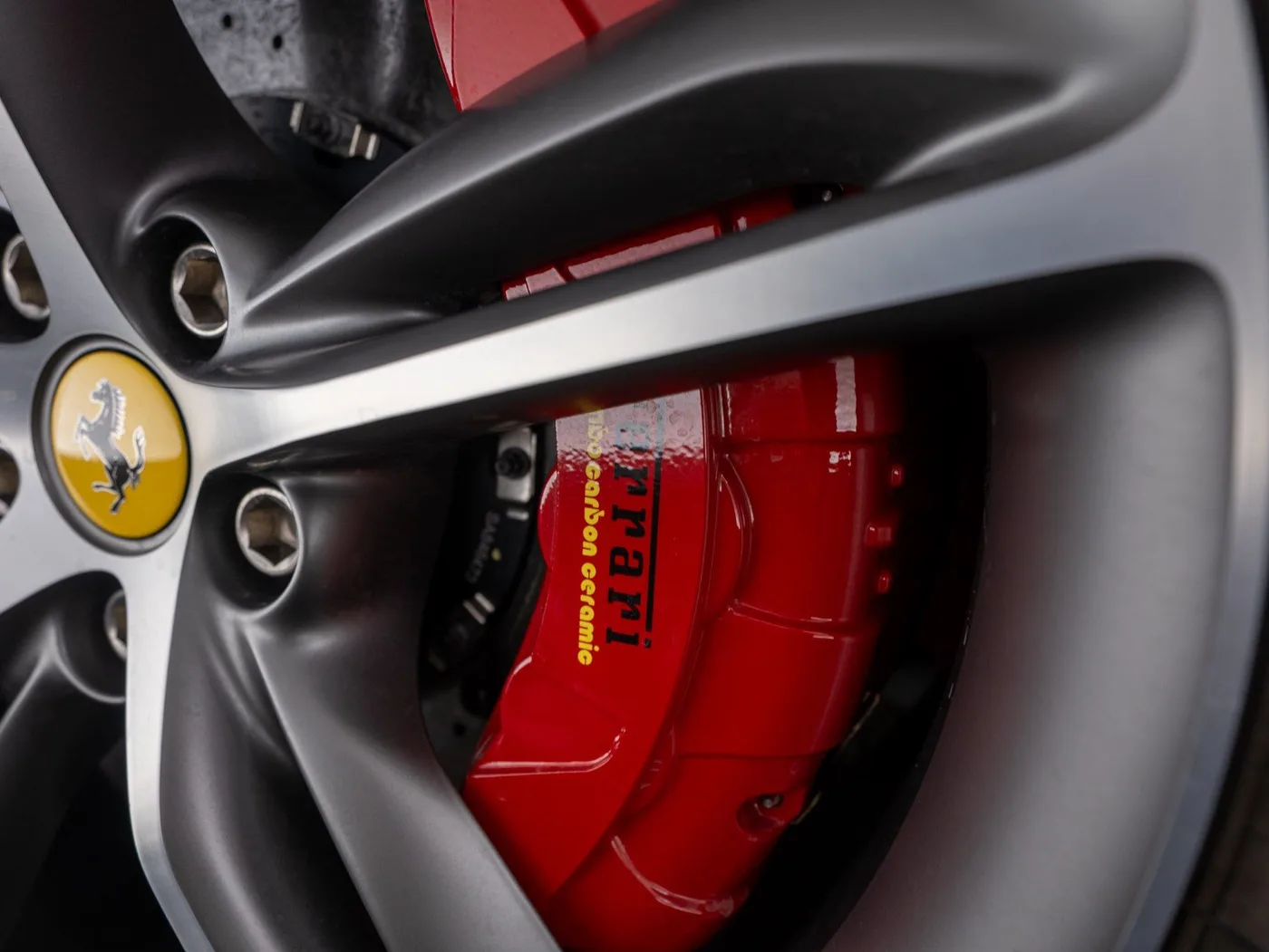 2024 Ferrari 296 GTB proposée par un concessionnaire spécialisé à Singen, Allemagne, photo 12 sur 15