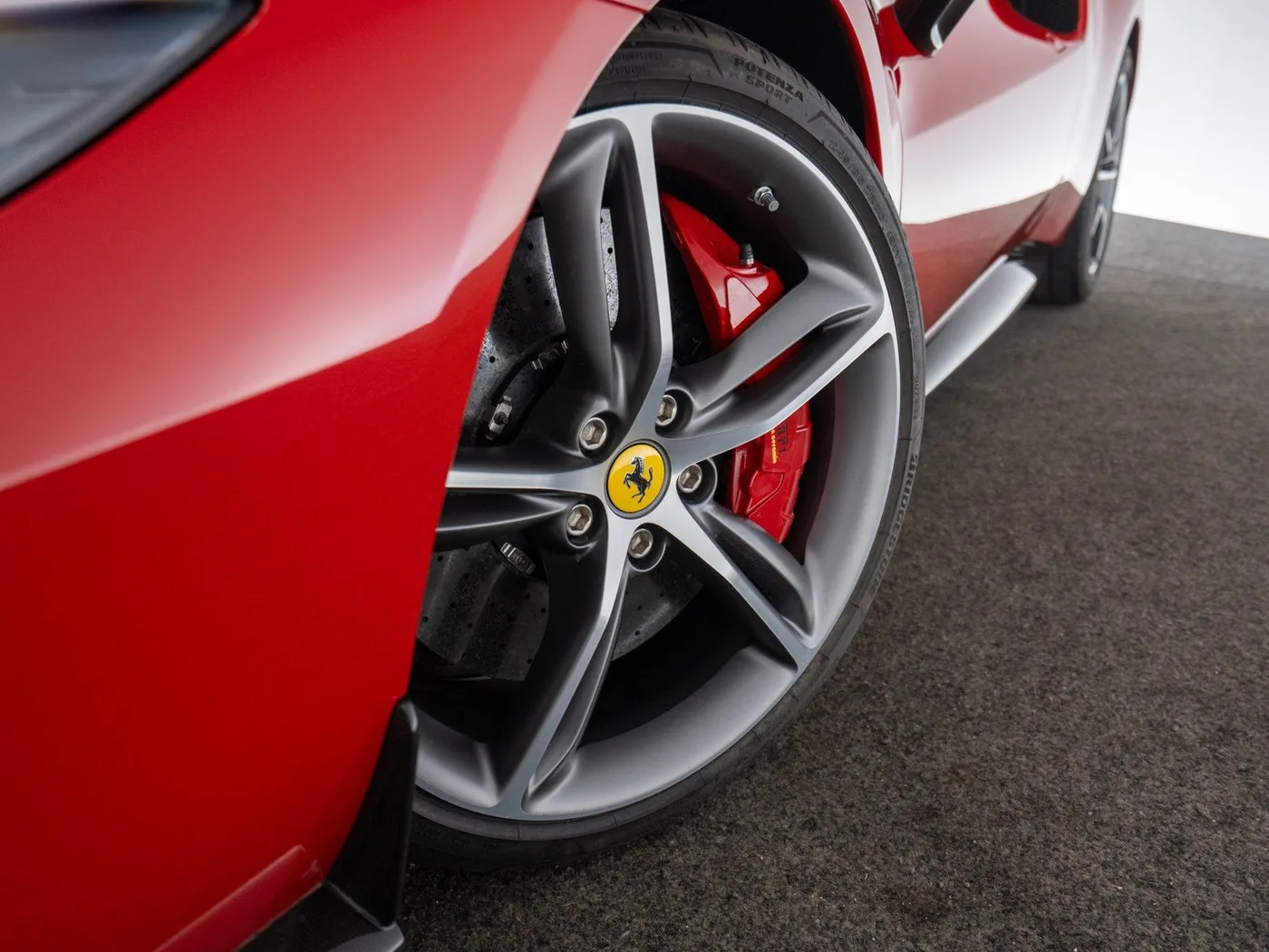 2024 Ferrari 296 GTB proposée par un concessionnaire spécialisé à Singen, Allemagne, photo 13 sur 15