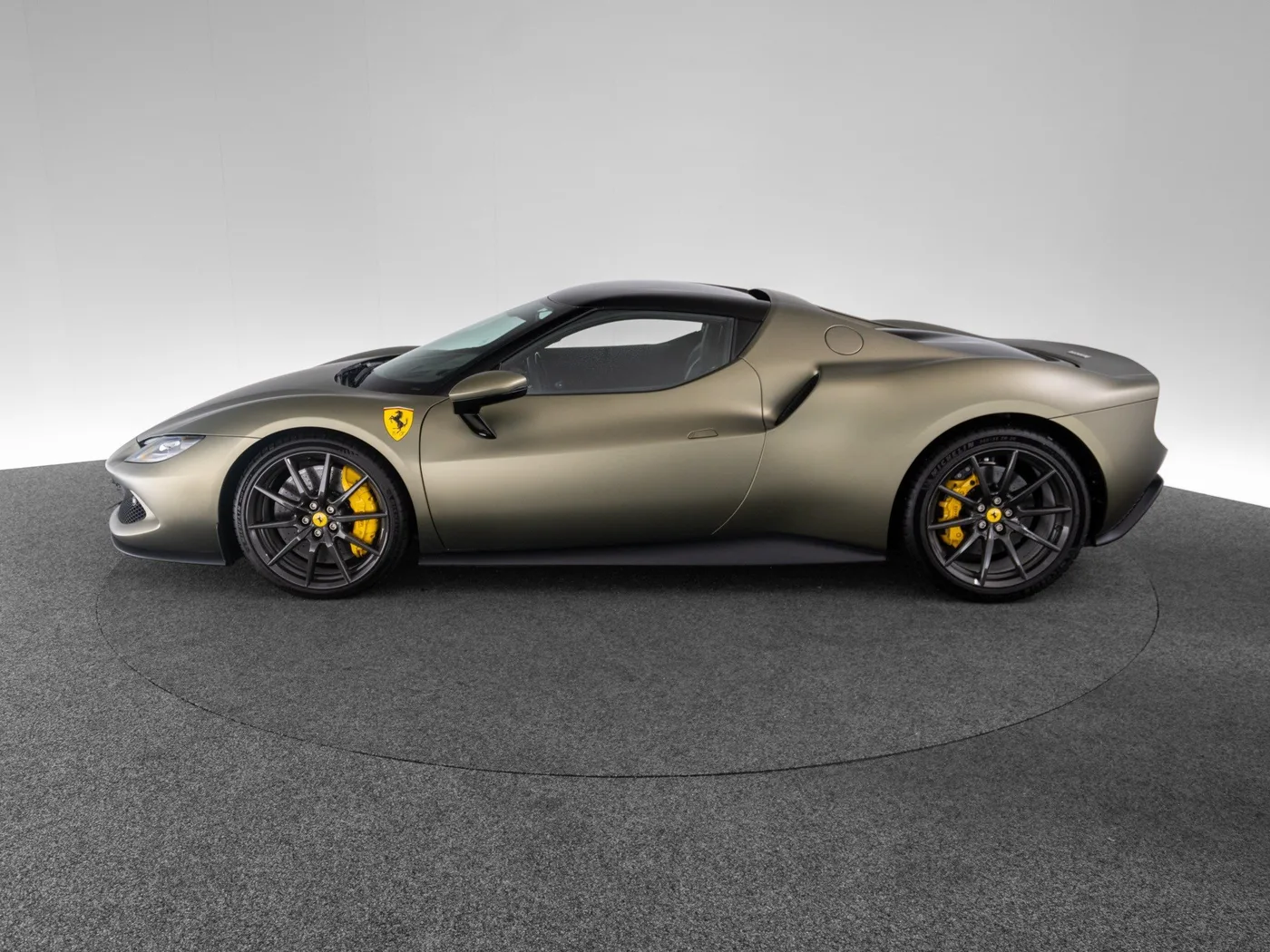 2024 Ferrari 296 GTB proposée par un concessionnaire spécialisé à Singen, Allemagne, photo 2 sur 15