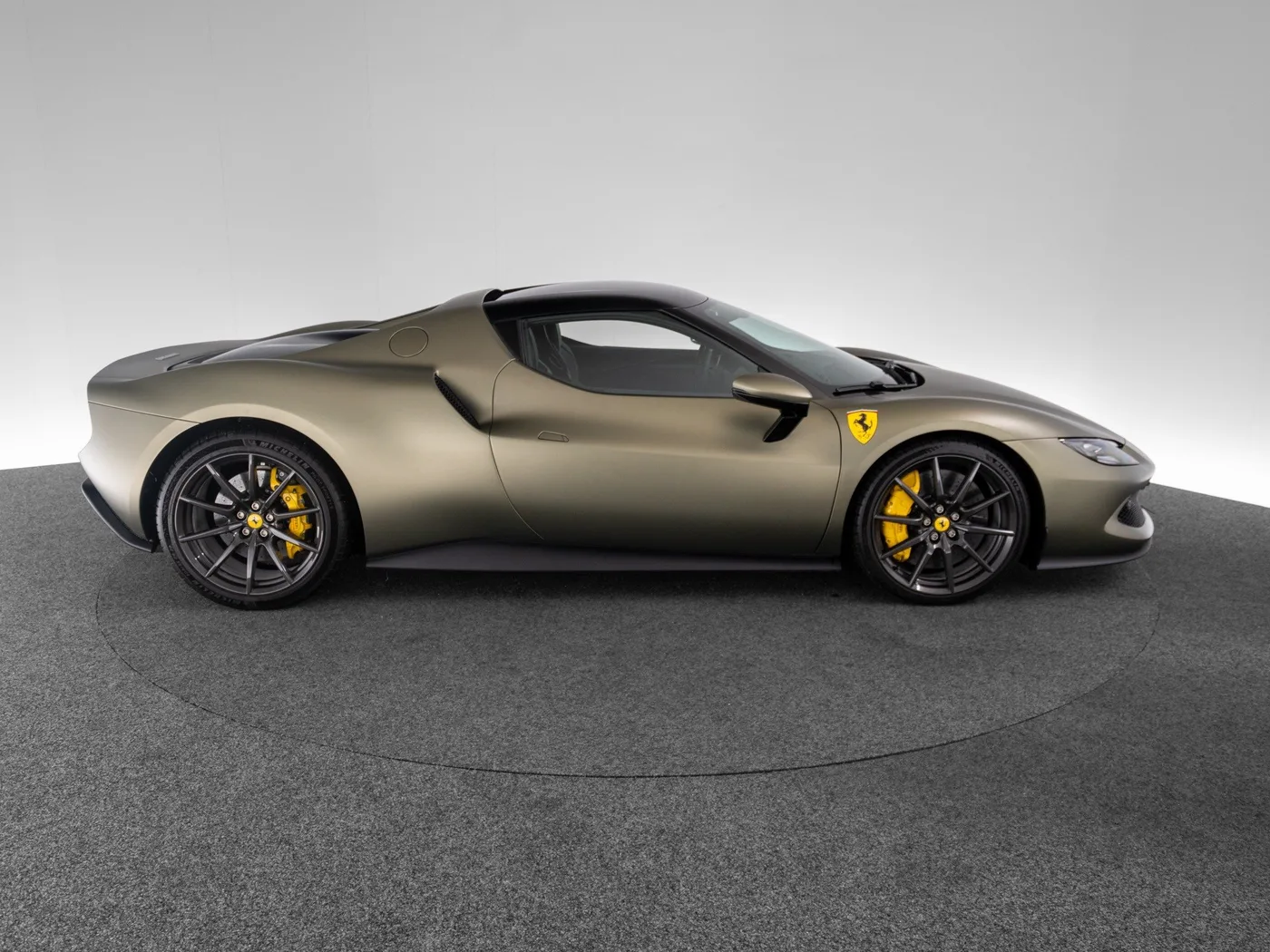 2024 Ferrari 296 GTB proposée par un concessionnaire spécialisé à Singen, Allemagne, photo 6 sur 15