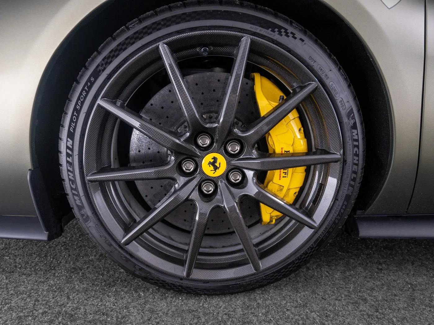 2024 Ferrari 296 GTB proposée par un concessionnaire spécialisé à Singen, Allemagne, photo 10 sur 15