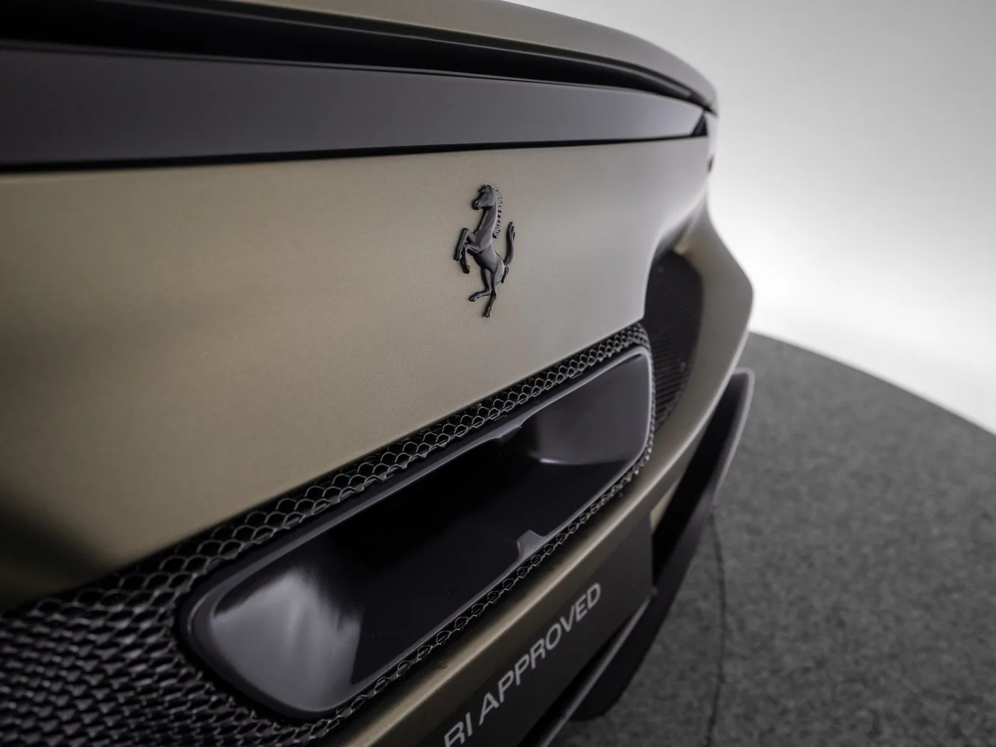 2024 Ferrari 296 GTB proposée par un concessionnaire spécialisé à Singen, Allemagne, photo 14 sur 15