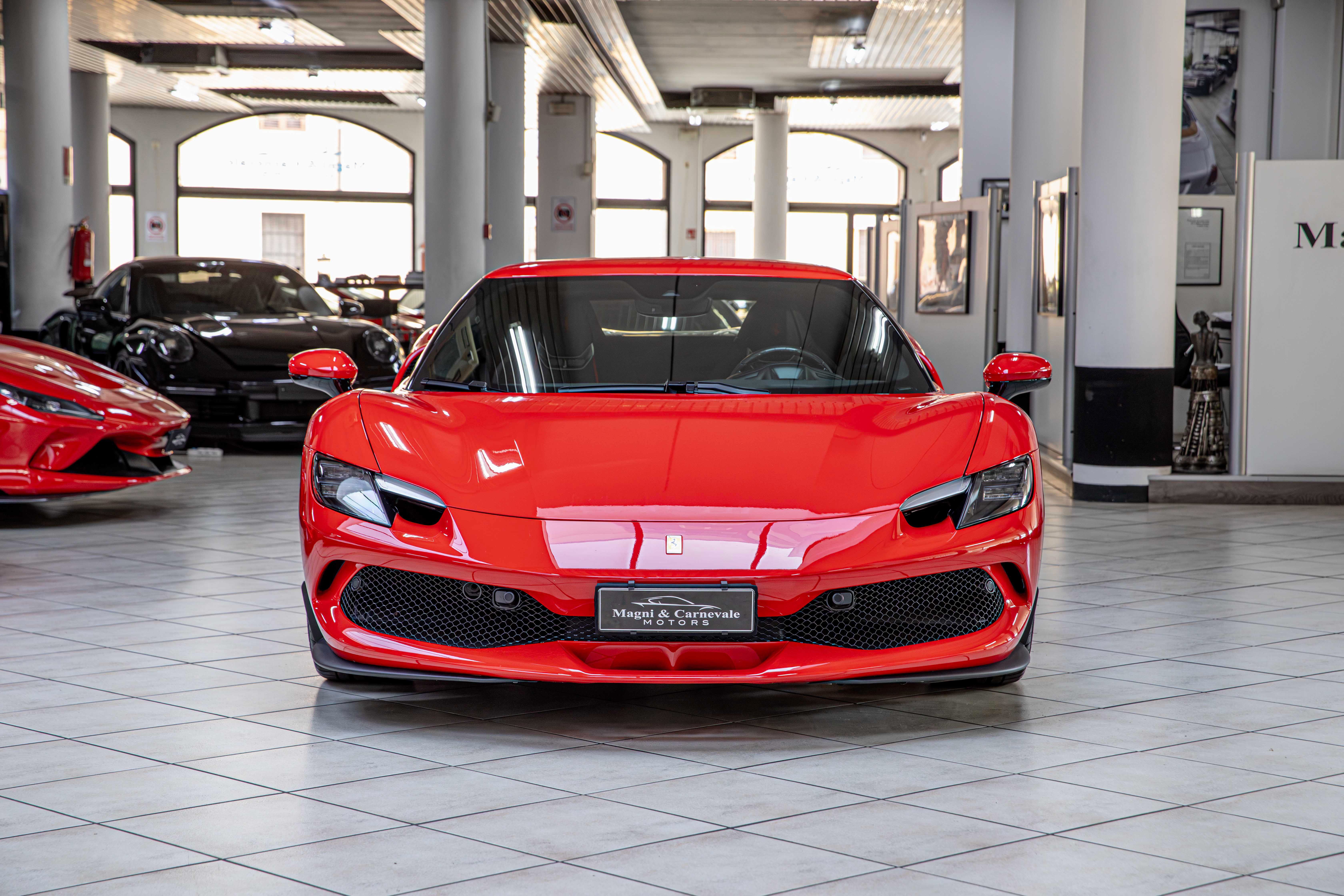 2024 Ferrari 296 GTB proposée par un concessionnaire spécialisé à Milan, Italie, photo 6 sur 20