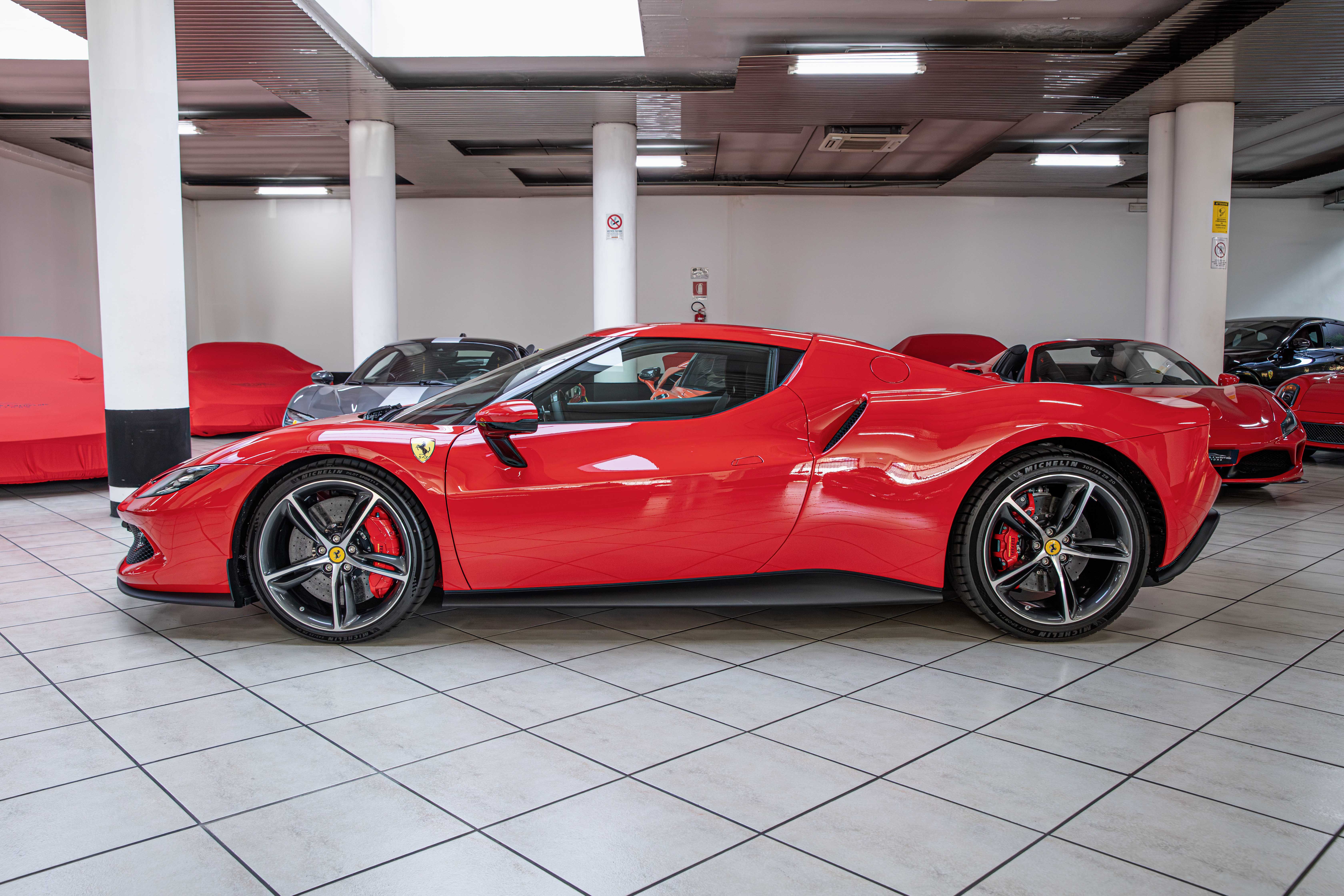 2024 Ferrari 296 GTB proposée par un concessionnaire spécialisé à Milan, Italie, photo 8 sur 20