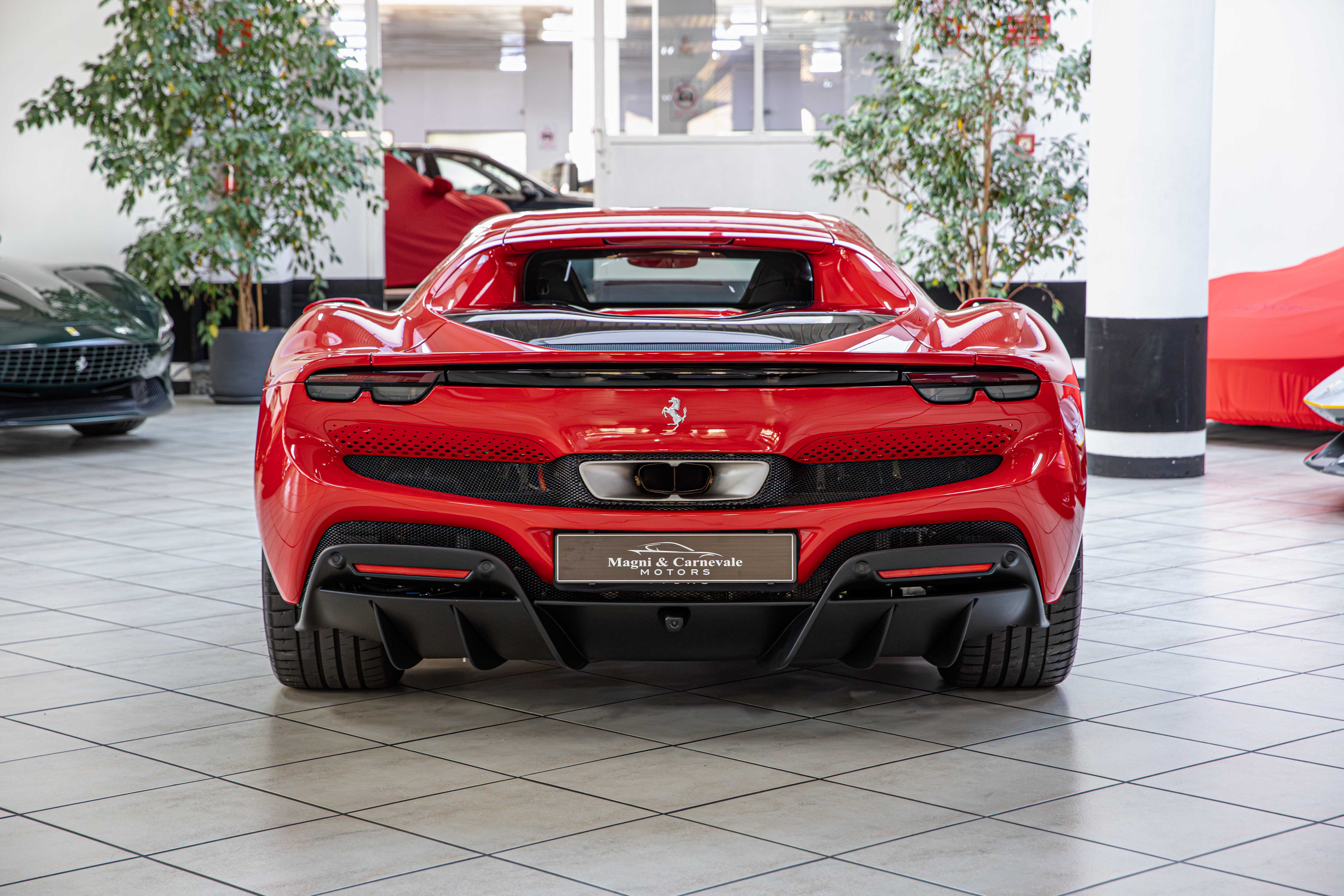 2024 Ferrari 296 GTB proposée par un concessionnaire spécialisé à Milan, Italie, photo 10 sur 20