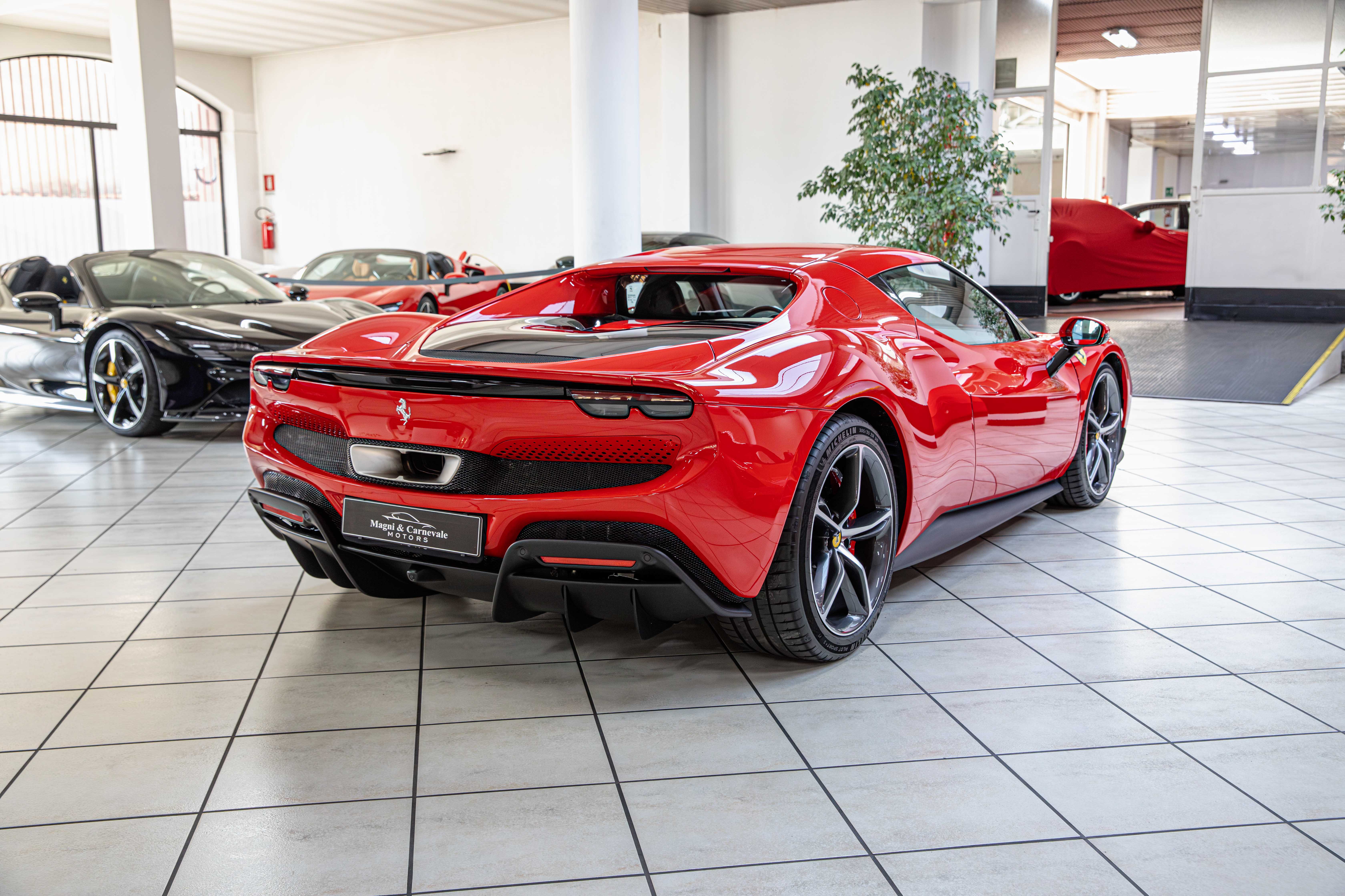 2024 Ferrari 296 GTB proposée par un concessionnaire spécialisé à Milan, Italie, photo 11 sur 20