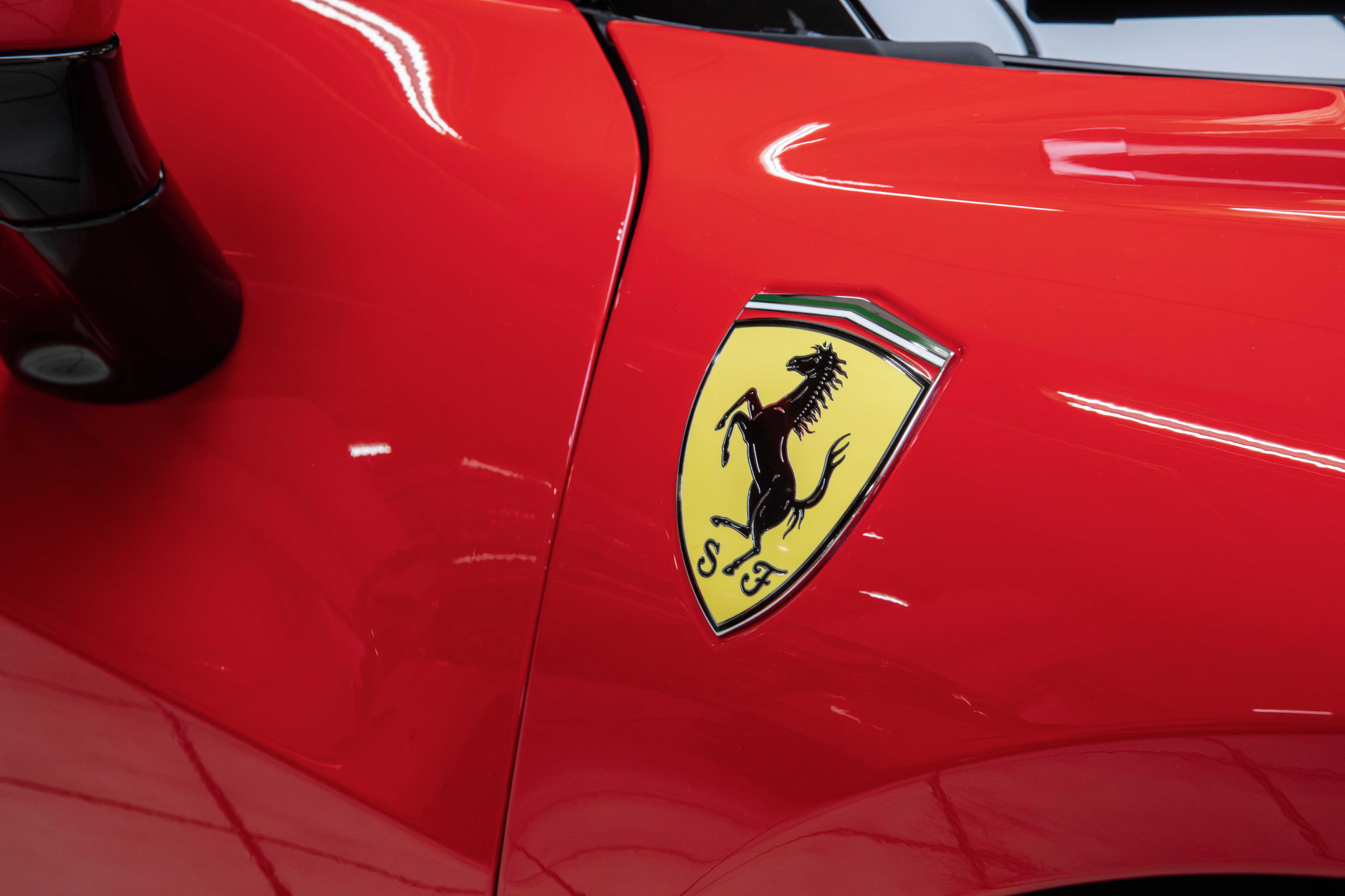 2024 Ferrari 296 GTB proposée par un concessionnaire spécialisé à Milan, Italie, photo 13 sur 20