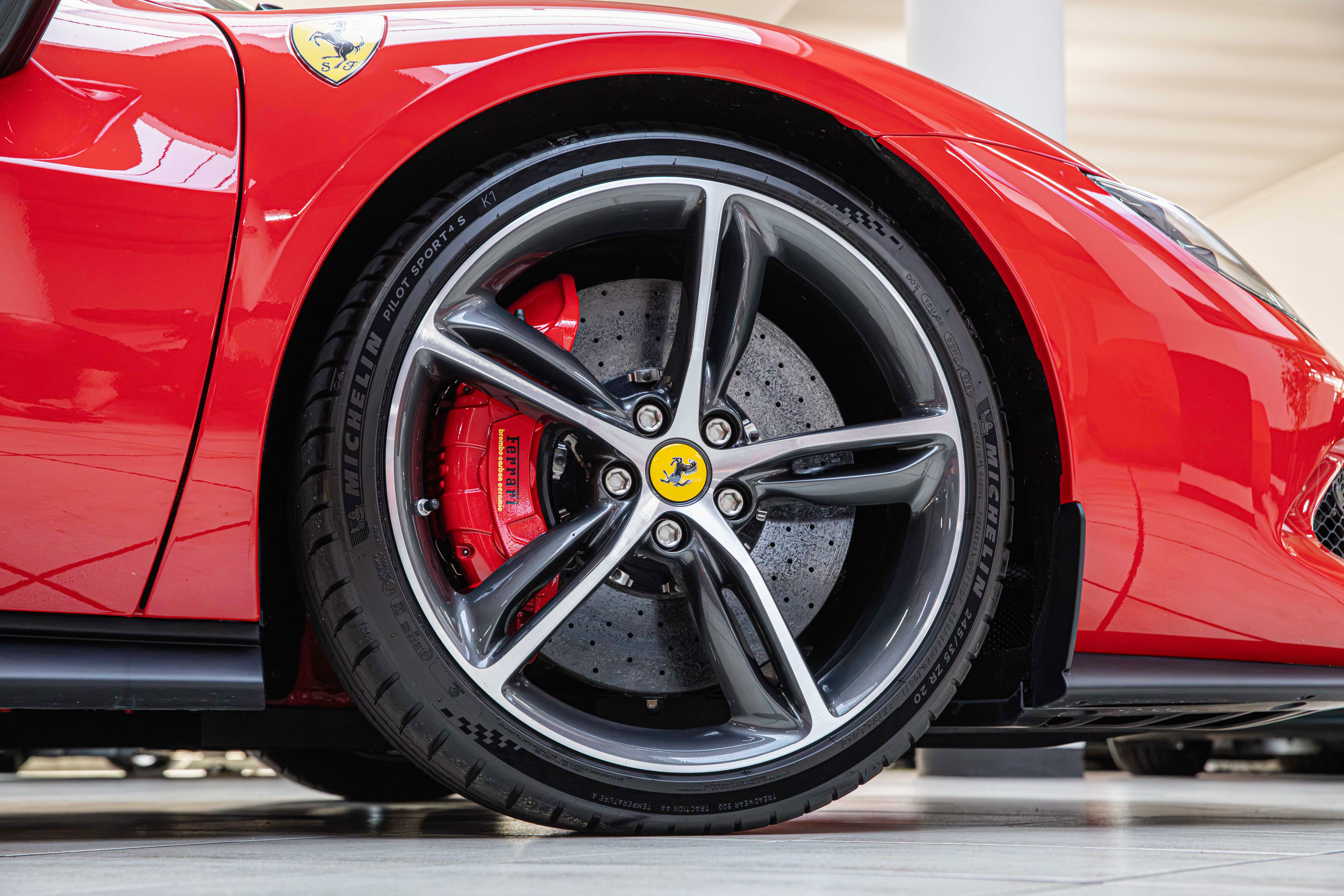 2024 Ferrari 296 GTB proposée par un concessionnaire spécialisé à Milan, Italie, photo 16 sur 20