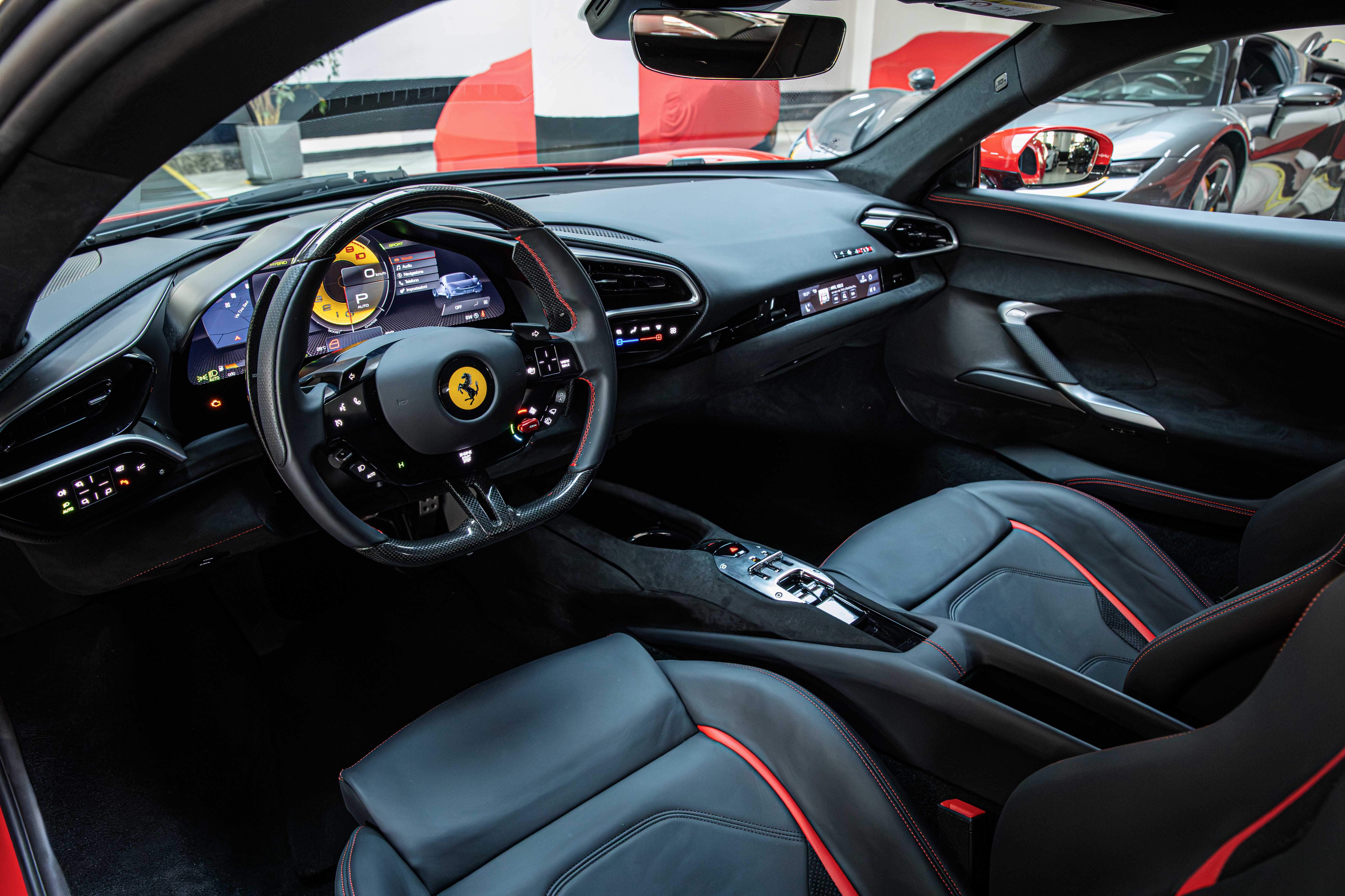 2024 Ferrari 296 GTB proposée par un concessionnaire spécialisé à Milan, Italie, photo 17 sur 20