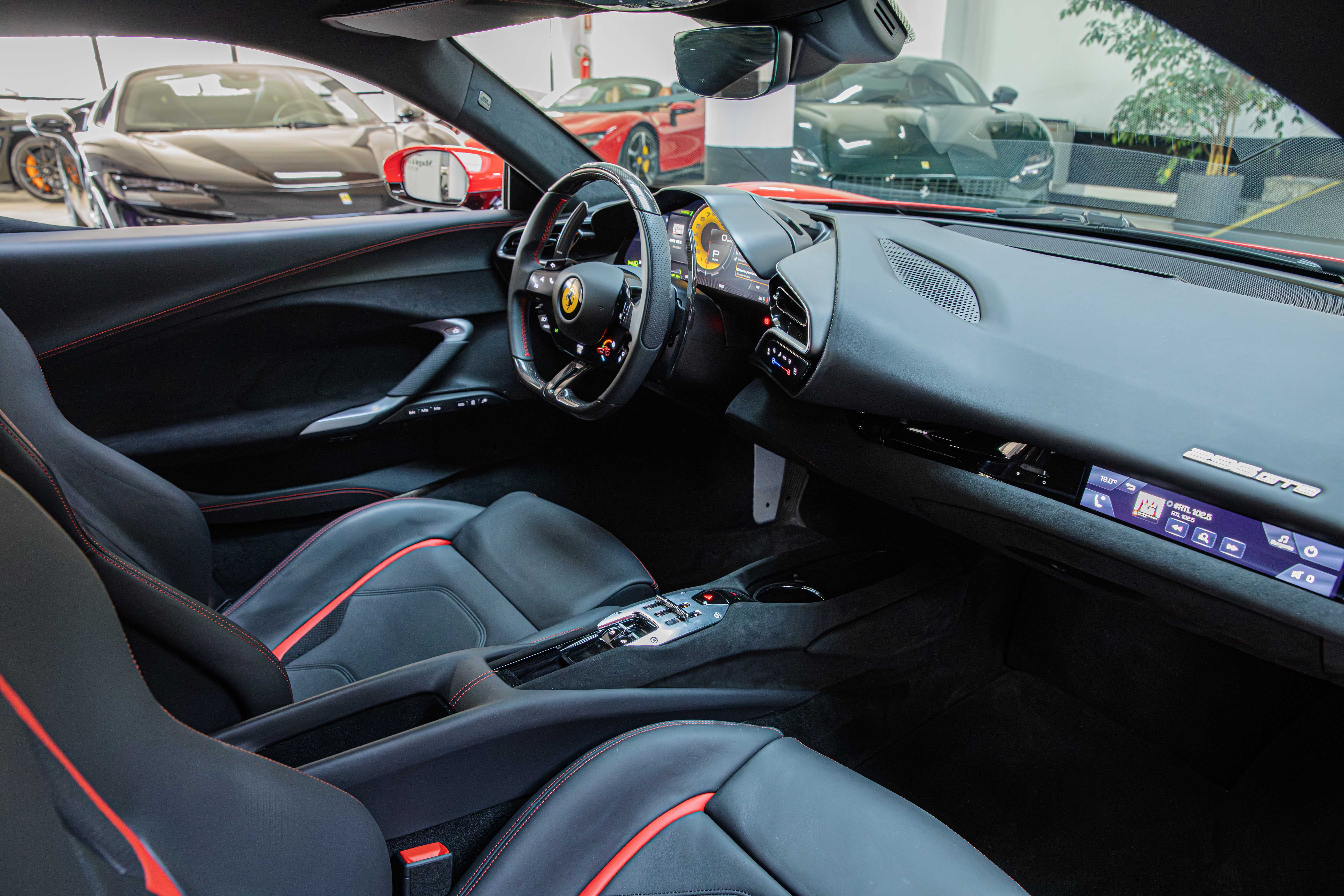 2024 Ferrari 296 GTB proposée par un concessionnaire spécialisé à Milan, Italie, photo 19 sur 20