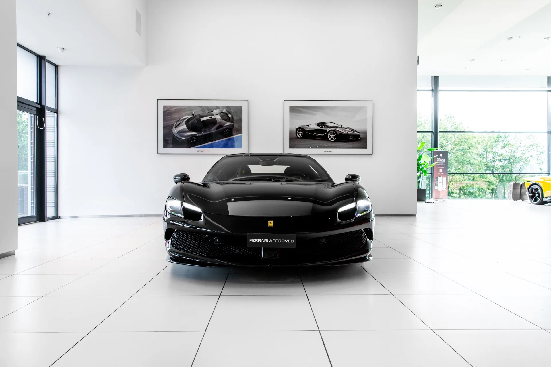 2024 Ferrari 296 GTB proposée par un concessionnaire spécialisé à Hengelo, Pays-Bas, photo principale